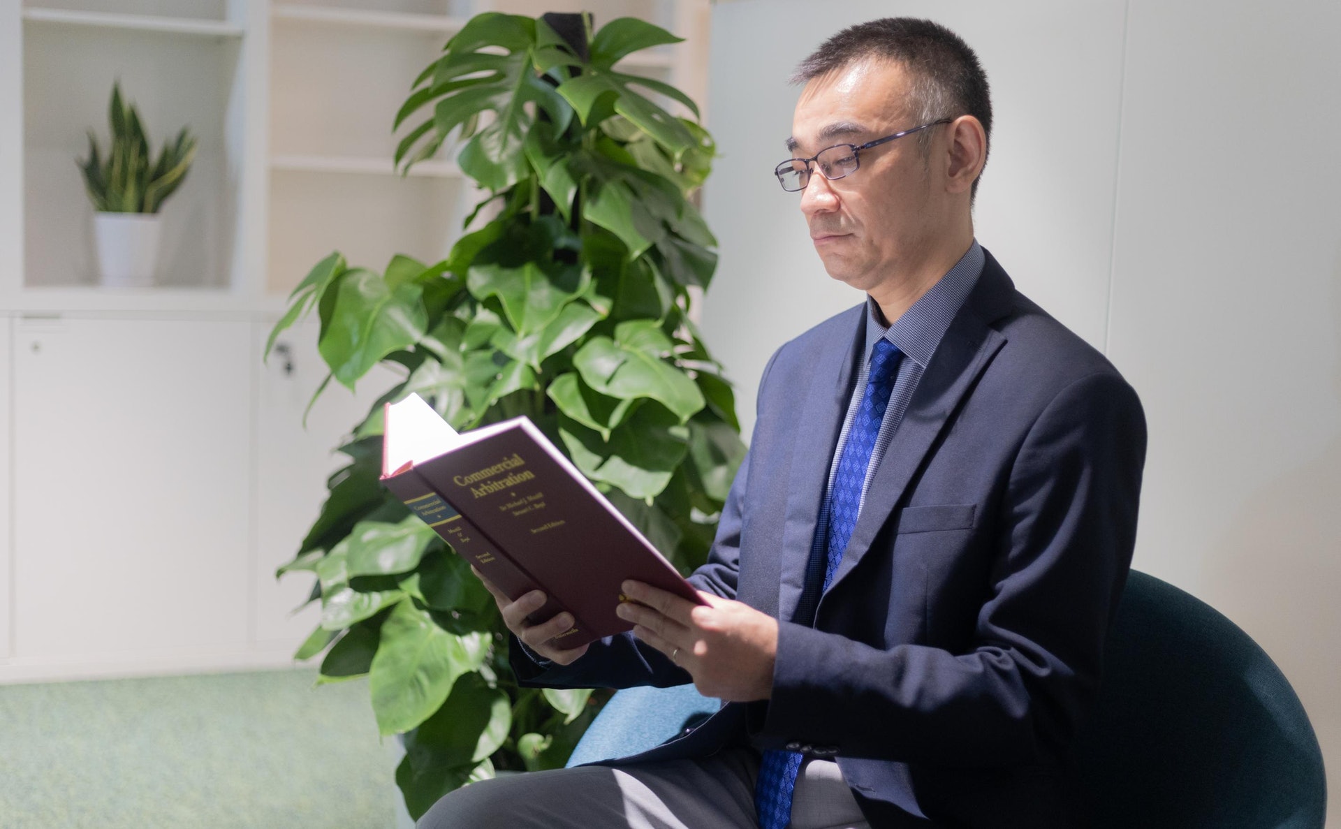 律師會前會長蘇紹聰談及各地視像審訊的發展,稱新加坡、英國及內地等地也會採用視像開庭,而目前香港雖然有科技法庭(Technology court),但使用的關卡較高。(余俊亮攝) 律師會前會長蘇紹聰談及各地視像審訊的發展,稱新加坡、英國及內地等地也會採用視像開庭,而目前香港雖然有科技法庭(Technology court),但使用的關卡較高。(余俊亮攝)