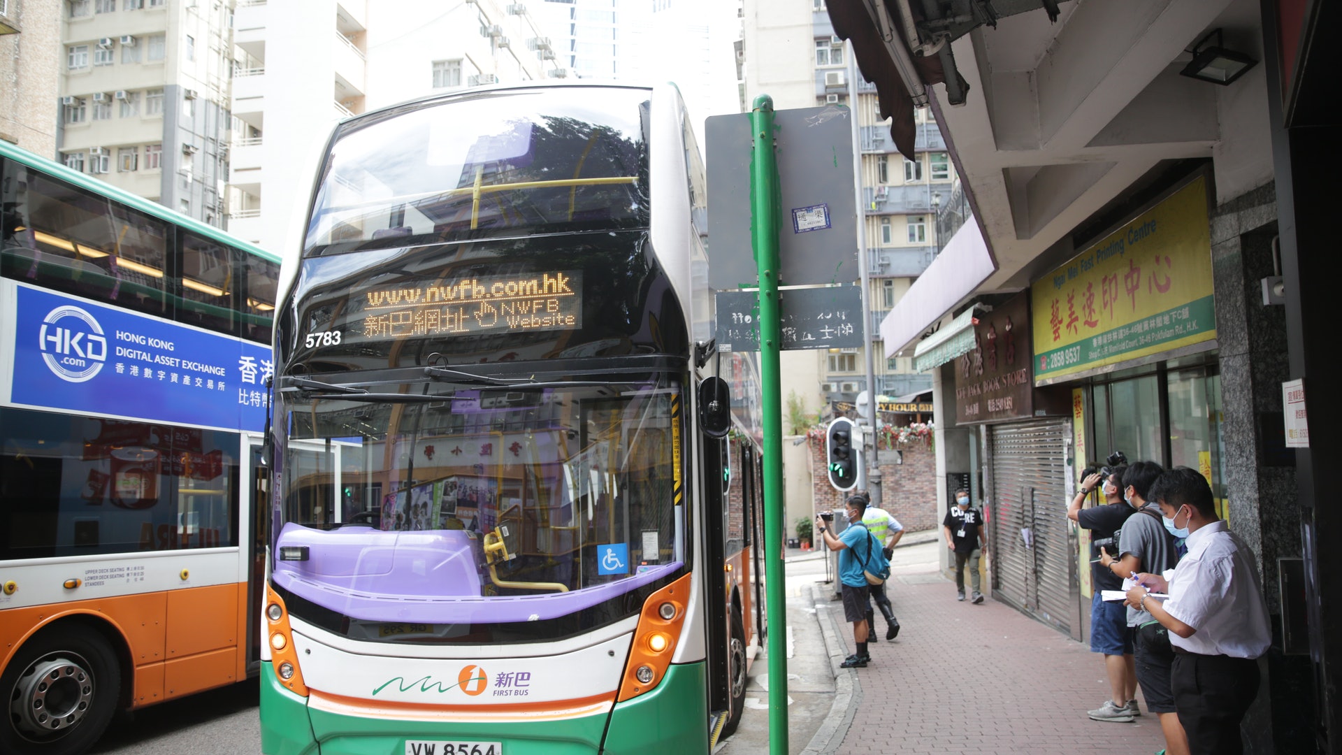 西營盤新巴撞大廈牆角 上層玻璃窗爆裂濺傷3乘客 車長停職助查 西營盤新巴撞大廈牆角 上層玻璃窗爆裂濺傷3乘客 車長停職助查