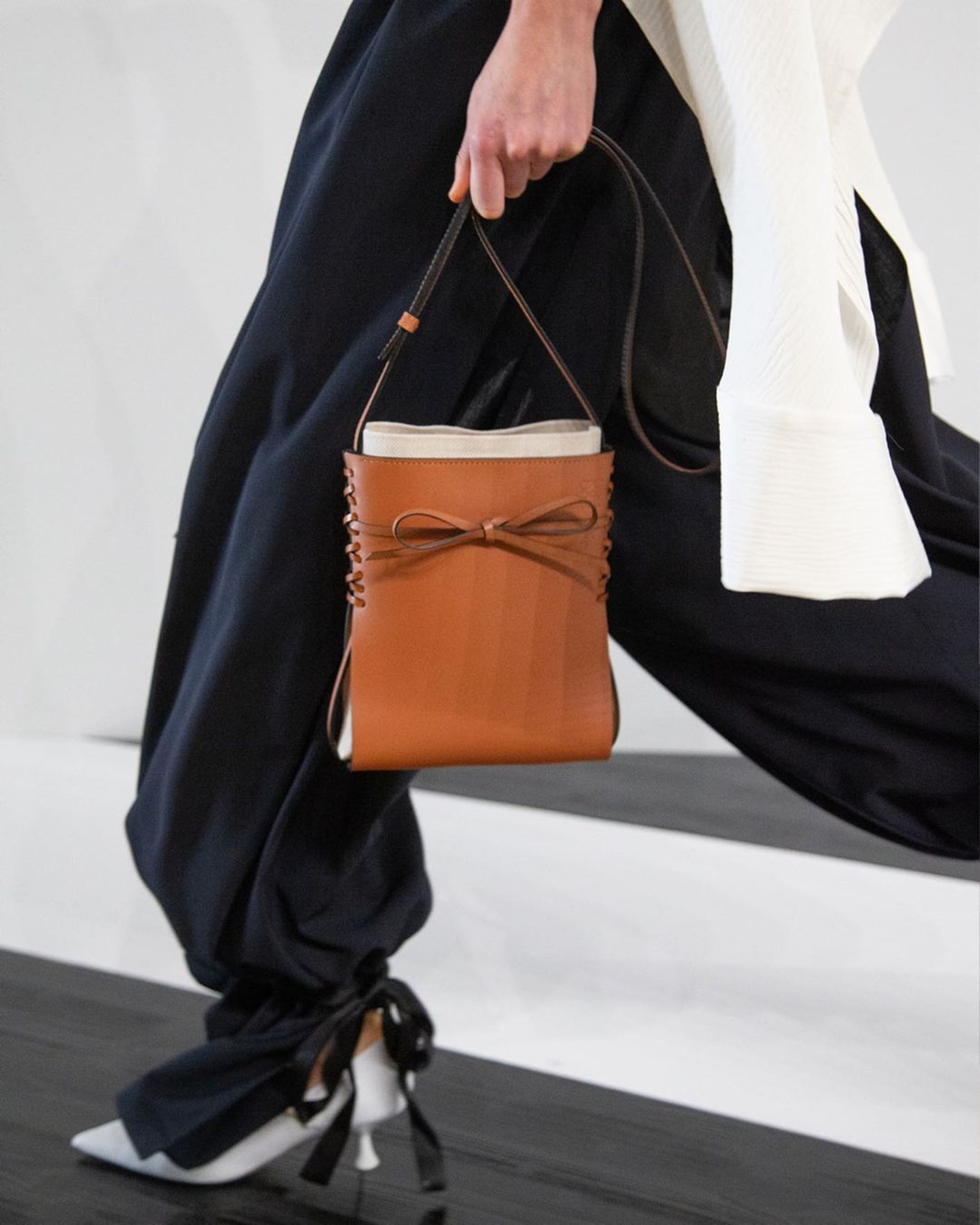 【名牌手袋減價】LOEWE、BALENCIAGA官方網站推出限時優惠,多款人氣經典手袋款式7折,不容錯過!(loewe@Instagram) 【名牌手袋減價】LOEWE、BALENCIAGA官方網站推出限時優惠,多款人氣經典手袋款式7折,不容錯過!(loewe@Instagram)