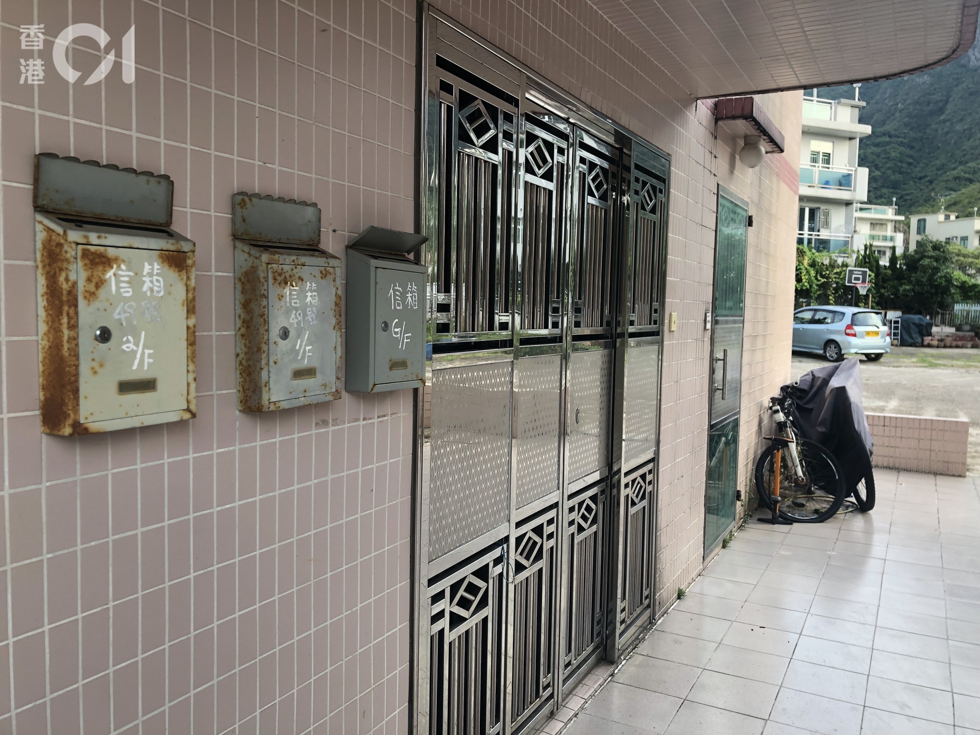 大洞禾寮村49號的村屋三層分為三戶所居住,記者按門鐘嘗試聯絡住戶但三層均無人應門,據同村村民所指,衞生署人員早前已將住戶「捉走」。(馬煒傑攝) 大洞禾寮村49號的村屋三層分為三戶所居住,記者按門鐘嘗試聯絡住戶但三層均無人應門,據同村村民所指,衞生署人員早前已將住戶「捉走」。(馬煒傑攝)
