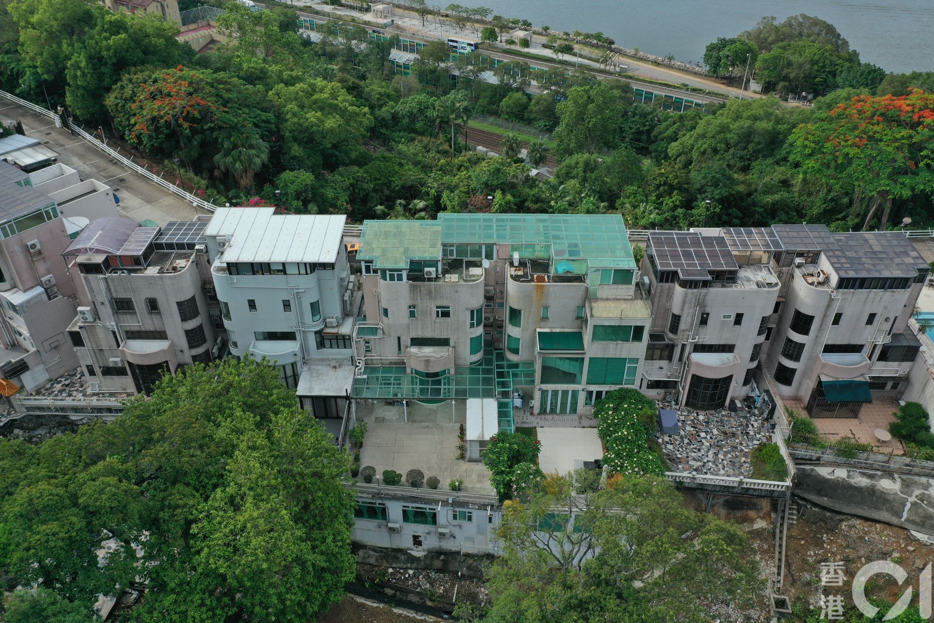 「海港sir」陳凱港的大埔「海景山莊」獨立屋，有六處僭建，屋宇署發出清拆令，但逾期未拆。（王海圖攝）