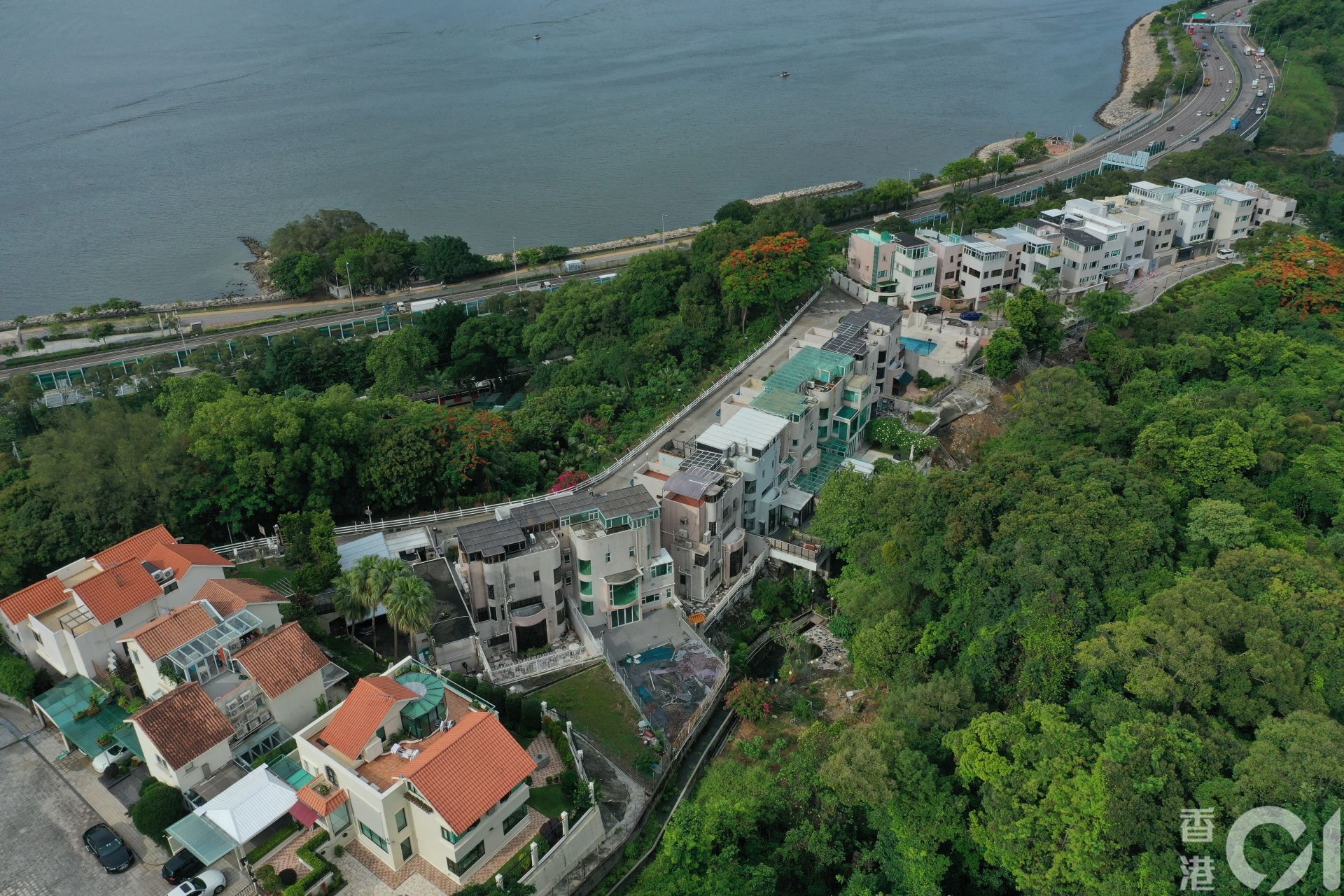 「海港sir」陳凱港的大埔「海景山莊」獨立屋，有六處僭建，屋宇署發出清拆令，但逾期未拆。（王海圖攝）