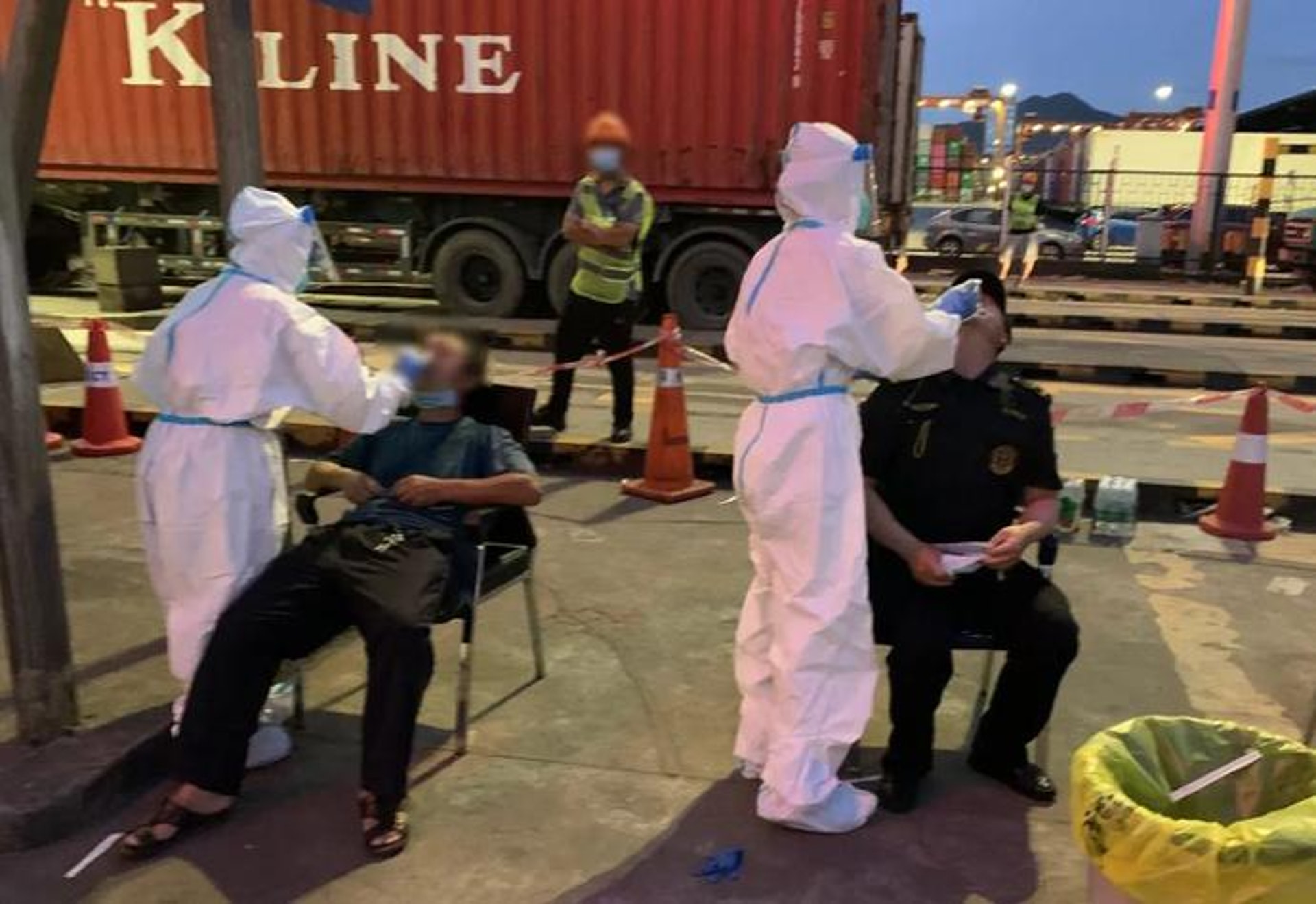 深圳市為鹽田港區工作人員做核酸檢測。(網易新聞) 深圳市為鹽田港區工作人員做核酸檢測。(網易新聞)