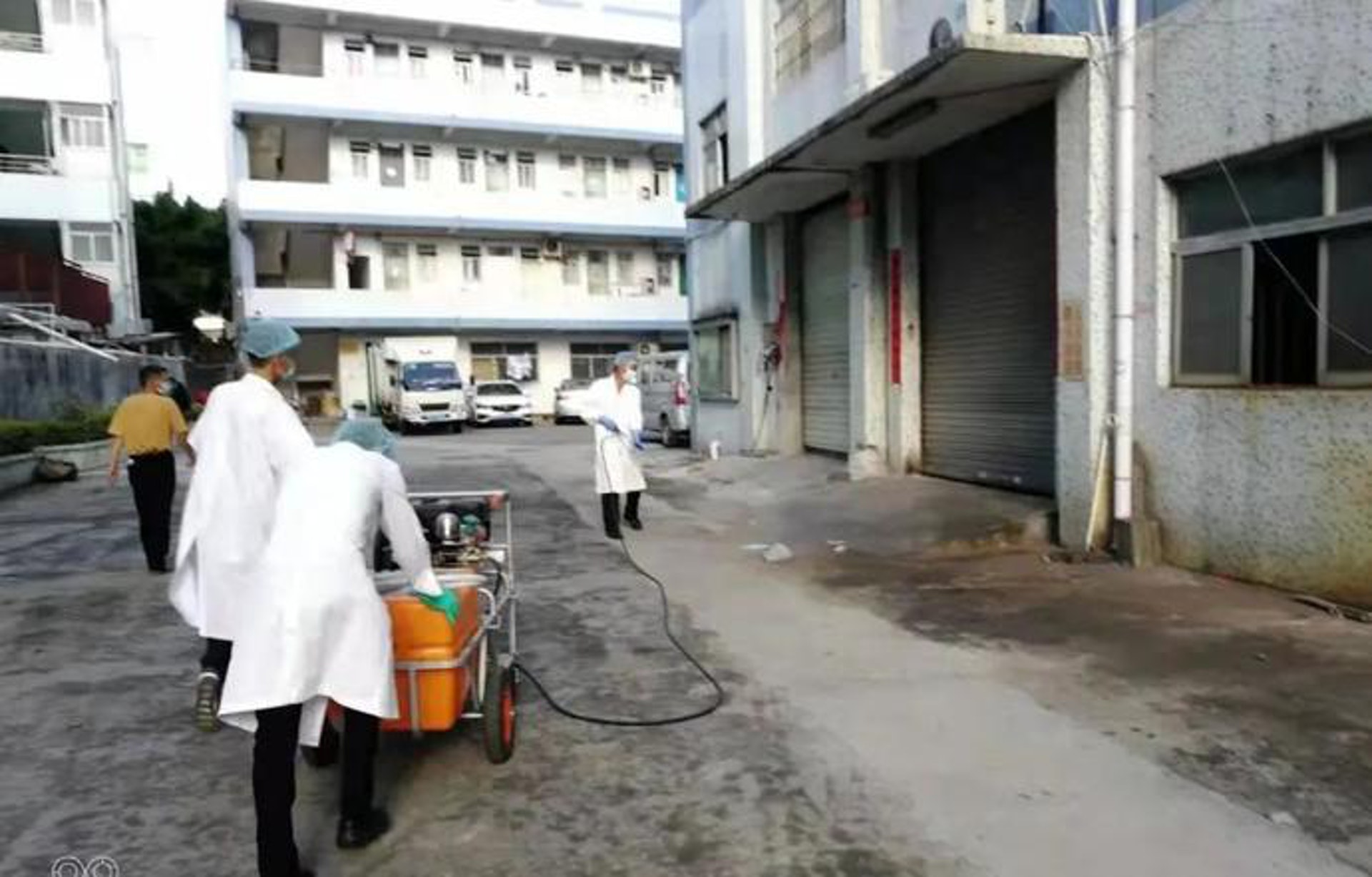 深圳市為鹽田港區消毒。(網易新聞) 深圳市為鹽田港區消毒。(網易新聞)
