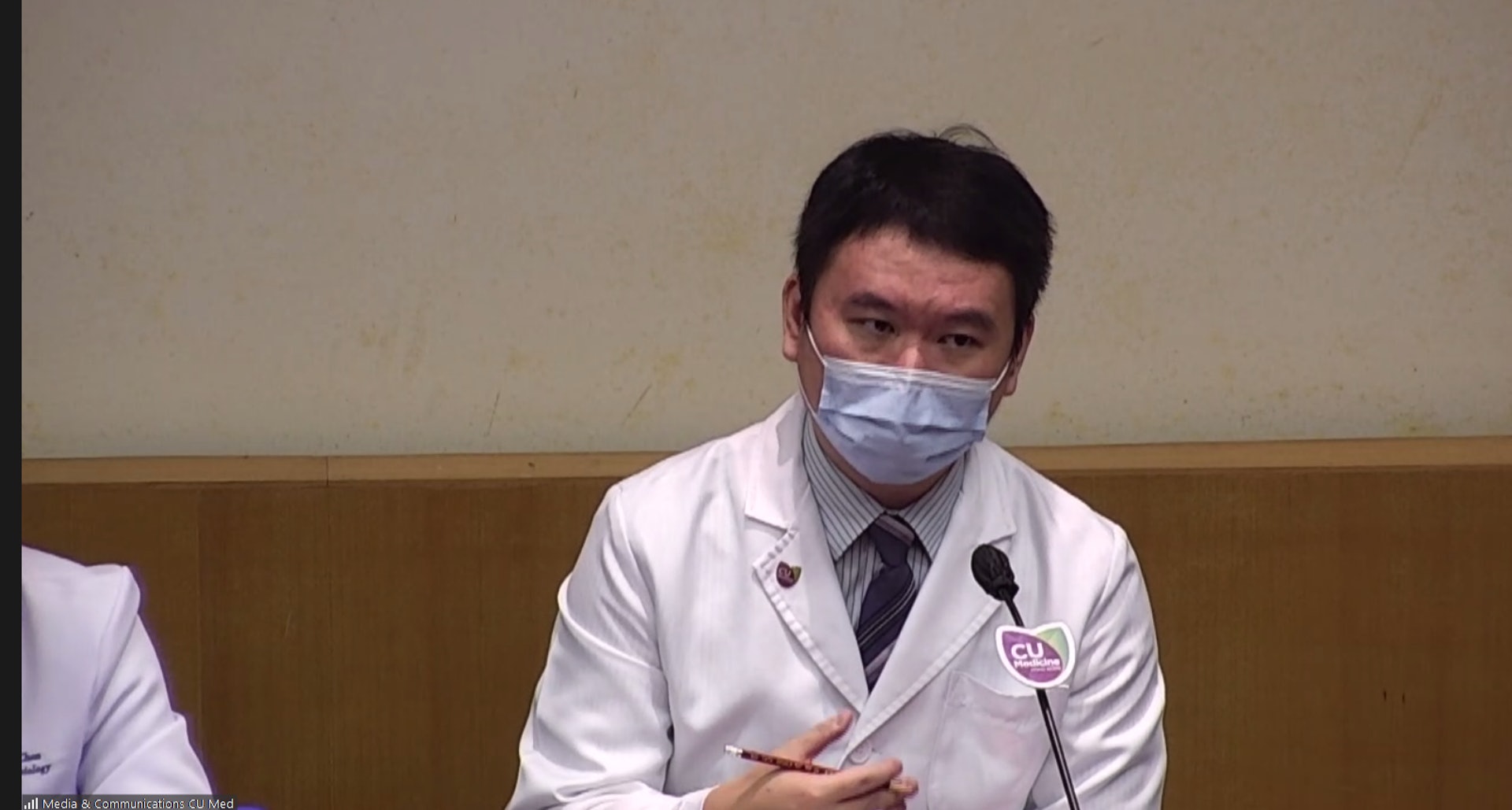 中大醫學院賽馬會公共衞生及基層醫療學院黃至生指,經統計學調整,可推算本地新冠肺炎隱性感染患者接近2萬人,佔本港人口約0.3%。(網上會議截圖) 中大醫學院賽馬會公共衞生及基層醫療學院黃至生指,經統計學調整,可推算本地新冠肺炎隱性感染患者接近2萬人,佔本港人口約0.3%。(網上會議截圖)