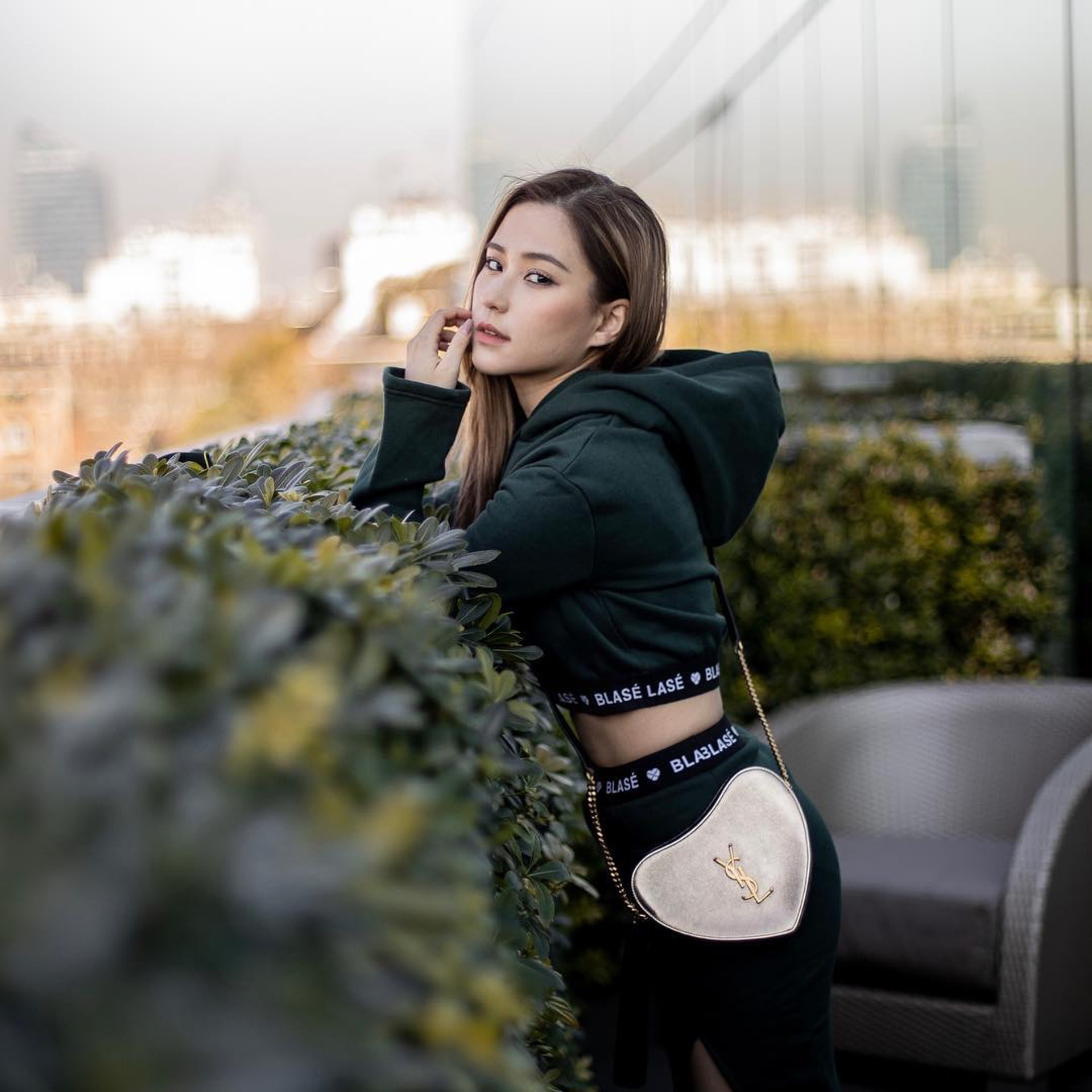 【名牌卡片套】時興迷你手袋,不妨換上一些大容量的卡片套,直接取代傳統銀包。(laurinda_ho@Instagram) 【名牌卡片套】時興迷你手袋,不妨換上一些大容量的卡片套,直接取代傳統銀包。(laurinda_ho@Instagram)