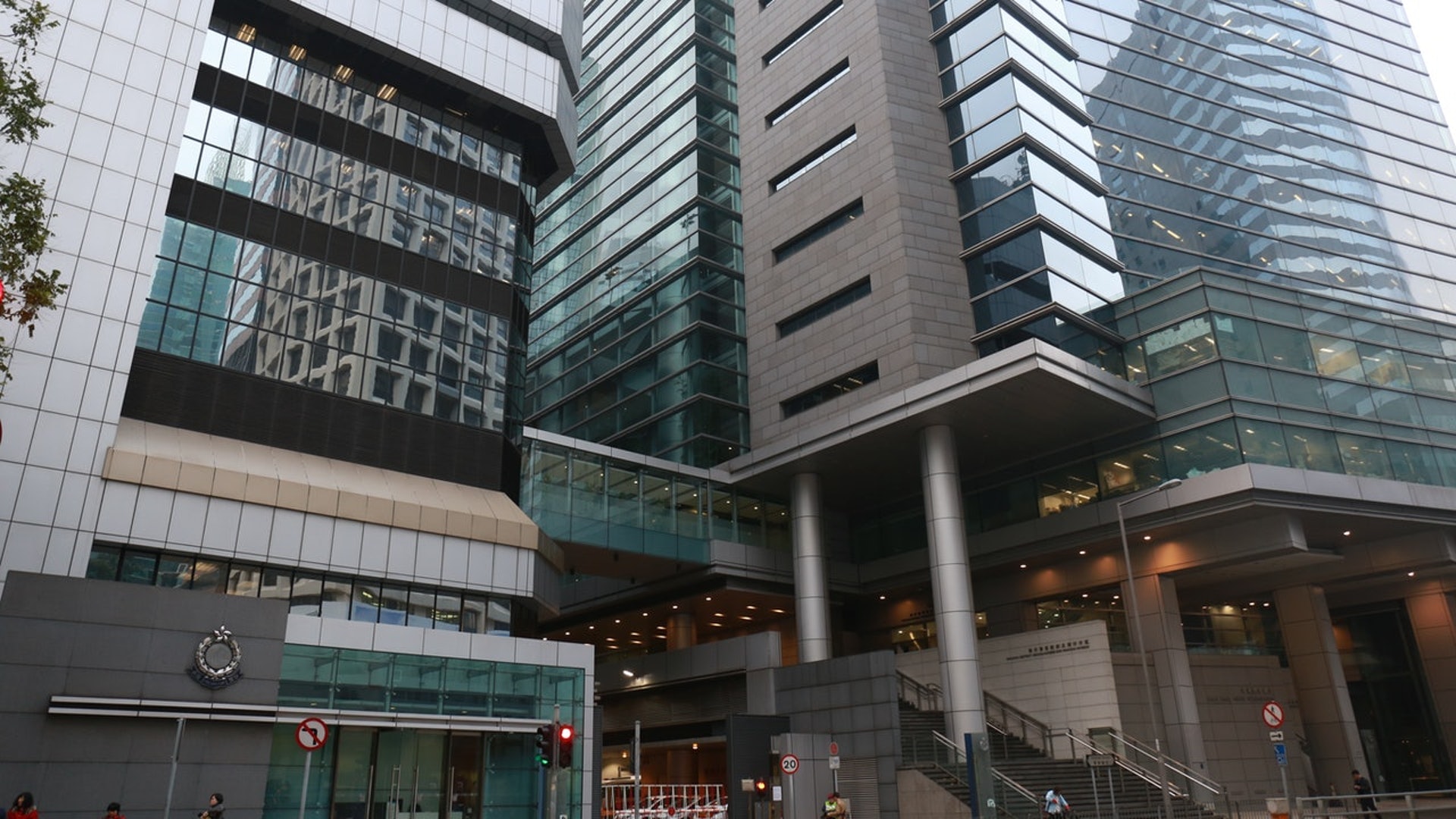 確診男警員駐守灣仔警察總部,他昨天(5月31日)仍有返工。(資料圖片) 確診男警員駐守灣仔警察總部,他昨天(5月31日)仍有返工。(資料圖片)