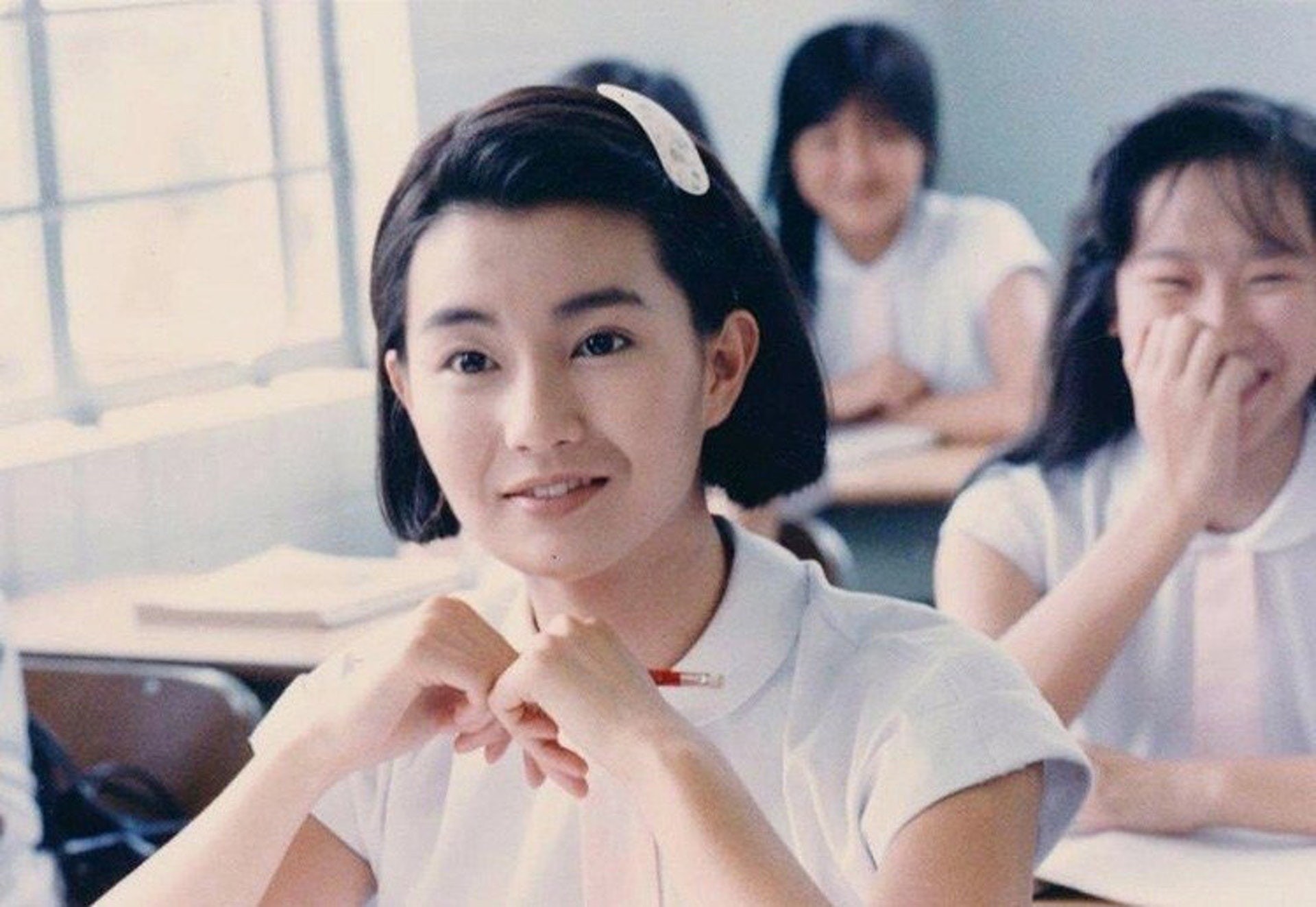 張曼玉在《流金歲月》中的清純學生妹造型讓人心動不已,迷倒一衆少男少女。(《流金歲月》劇照) 張曼玉在《流金歲月》中的清純學生妹造型讓人心動不已,迷倒一衆少男少女。(《流金歲月》劇照)