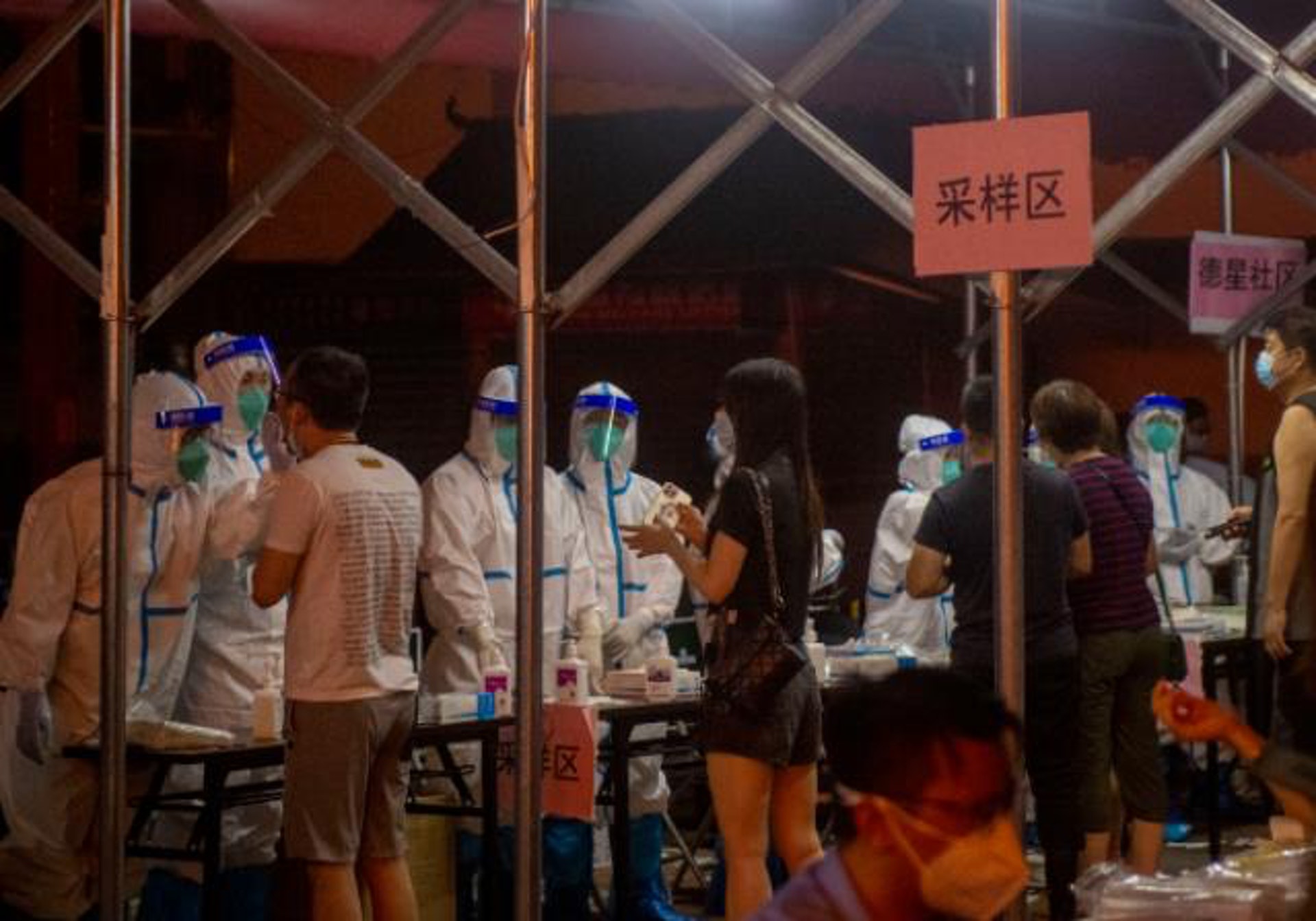 市民排隊接受檢測。(大洋網) 市民排隊接受檢測。(大洋網)