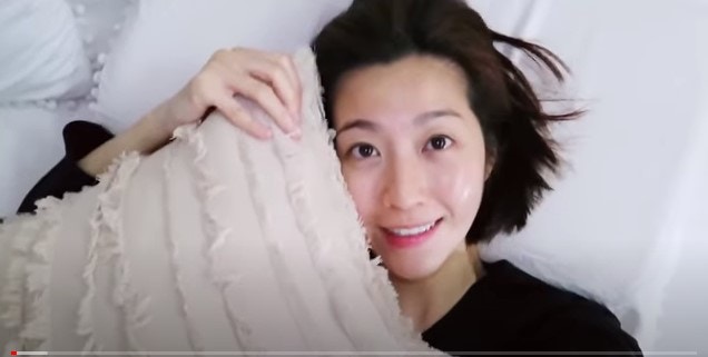 陳自瑤在新影片中以起床全素顏的狀態示人，自言好勇敢。（陳自瑤Yoyo YouTube截圖）