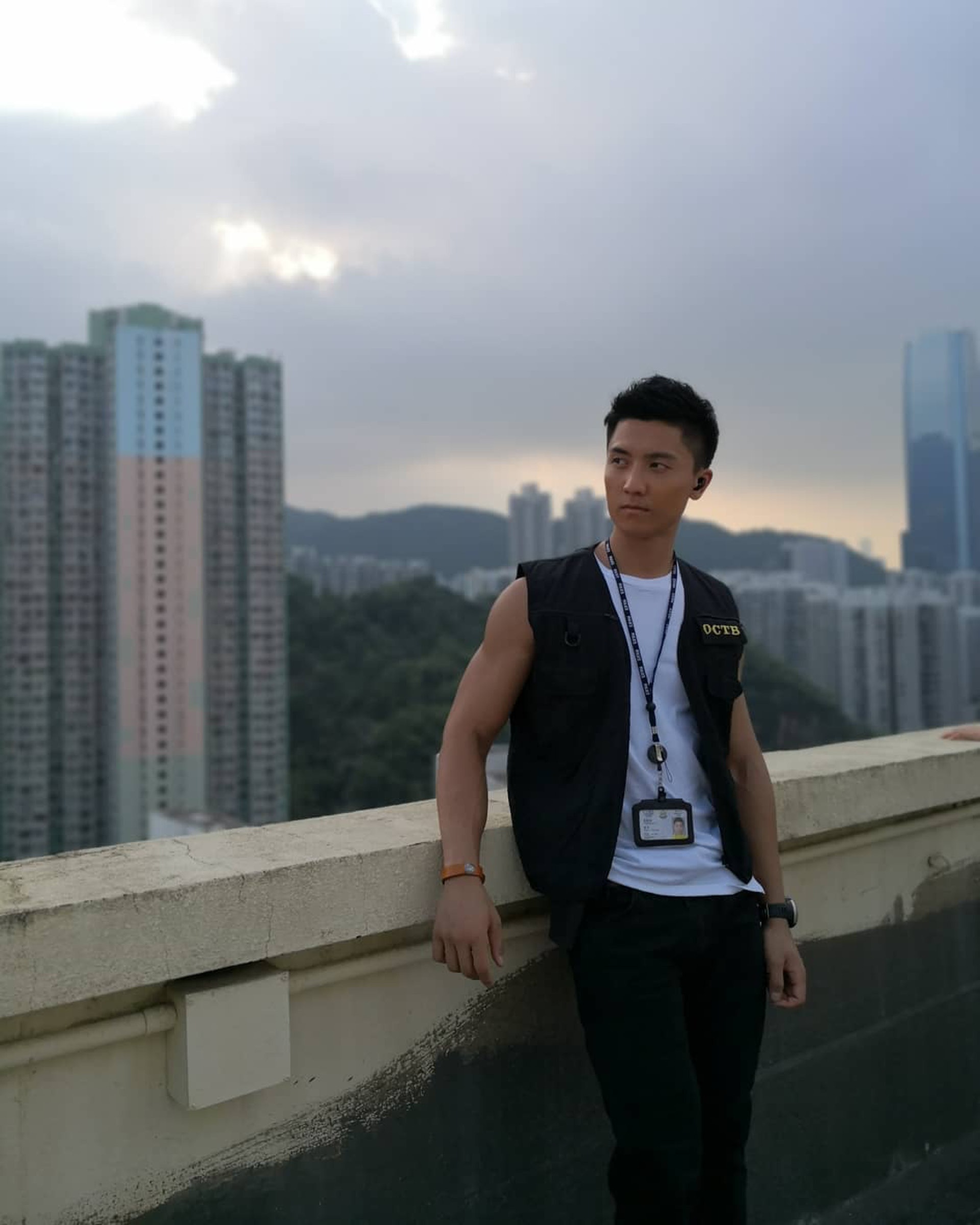 陳偉洪在劇中經常着背心示人。(IG@imcalchan) 陳偉洪在劇中經常着背心示人。(IG@imcalchan)