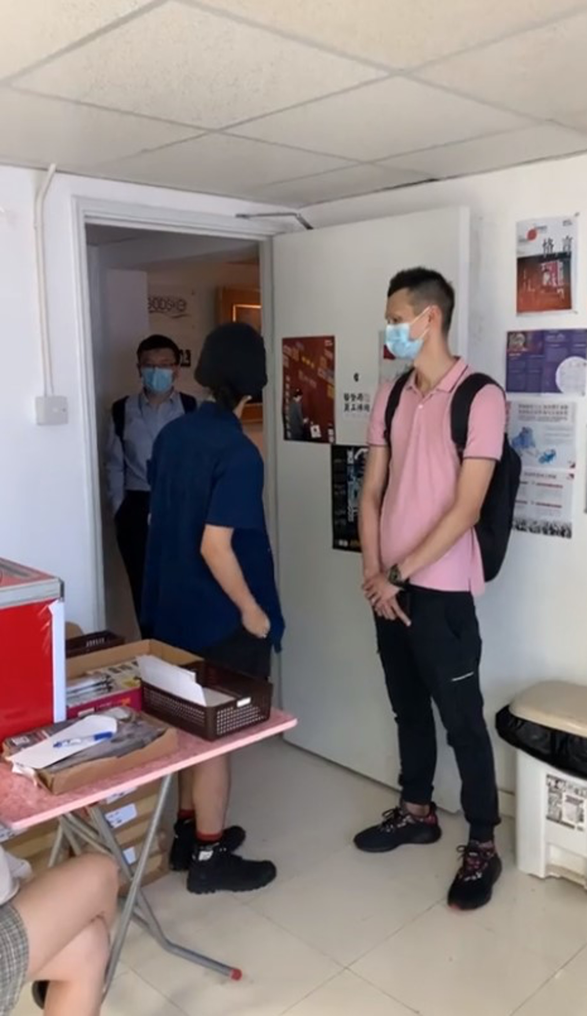 醫管局員工陣線指,電檢處人員下午到其辦公室給予一封信件,指工會播放日前播放《我畢業了》紀錄片,並計畫將播放另一部紀錄片《動詞變位》,須申請電檢處核准證明書或豁免證明書。(醫管局員工陣線fb影片截圖) 醫管局員工陣線指,電檢處人員下午到其辦公室給予一封信件,指工會播放日前播放《我畢業了》紀錄片,並計畫將播放另一部紀錄片《動詞變位》,須申請電檢處核准證明書或豁免證明書。(醫管局員工陣線fb影片截圖)