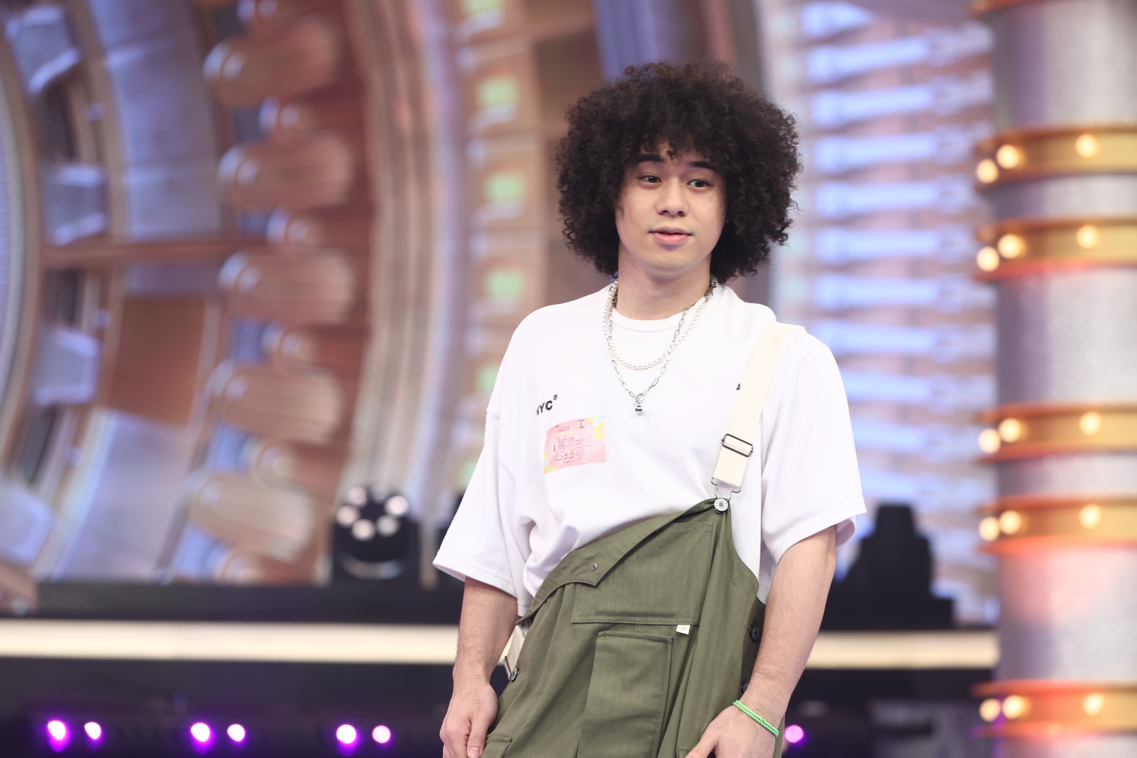 歌手曾比特爆炸髮型超搶眼：慳咗唔少整頭時間