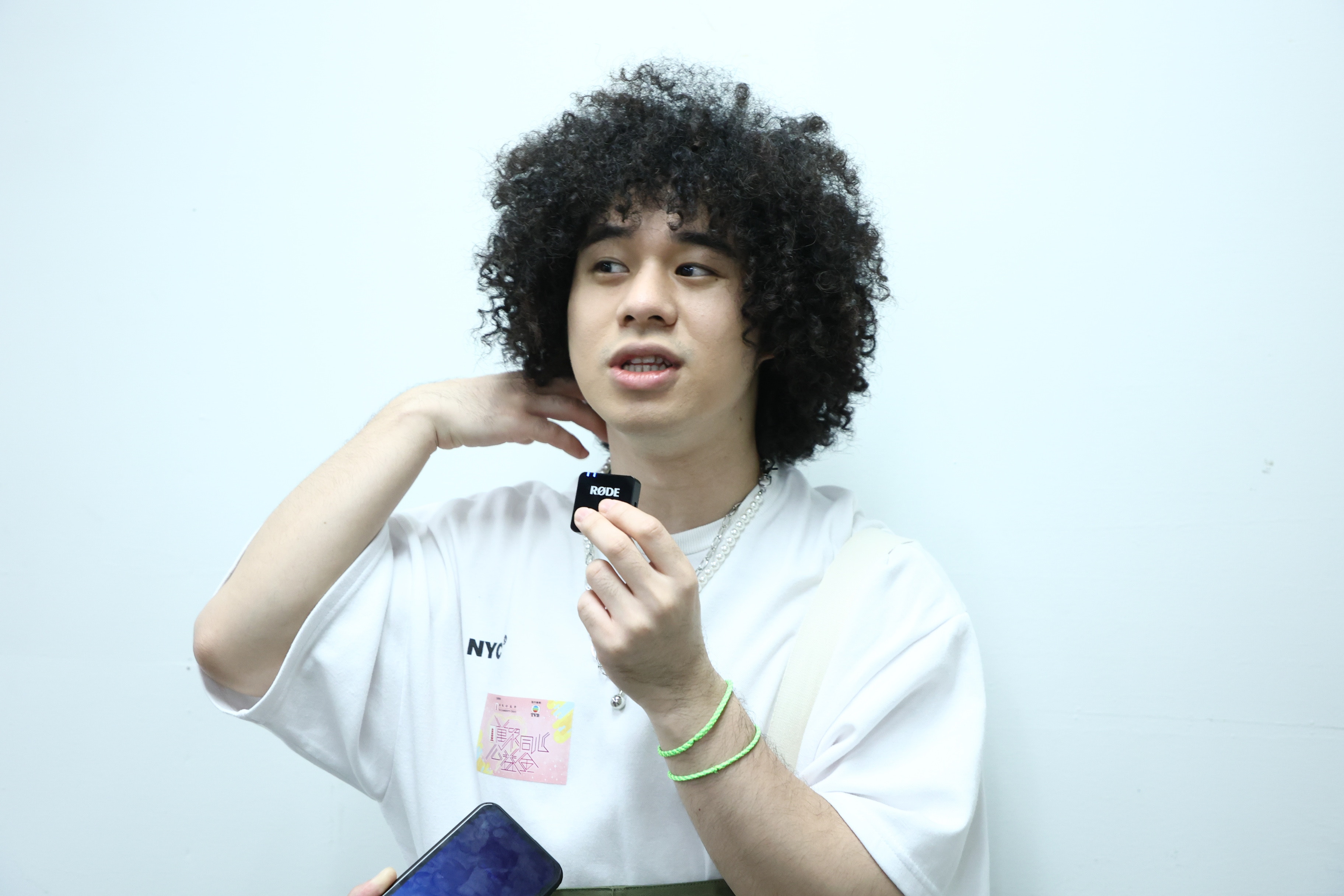 歌手曾比特爆炸髮型超搶眼：慳咗唔少整頭時間