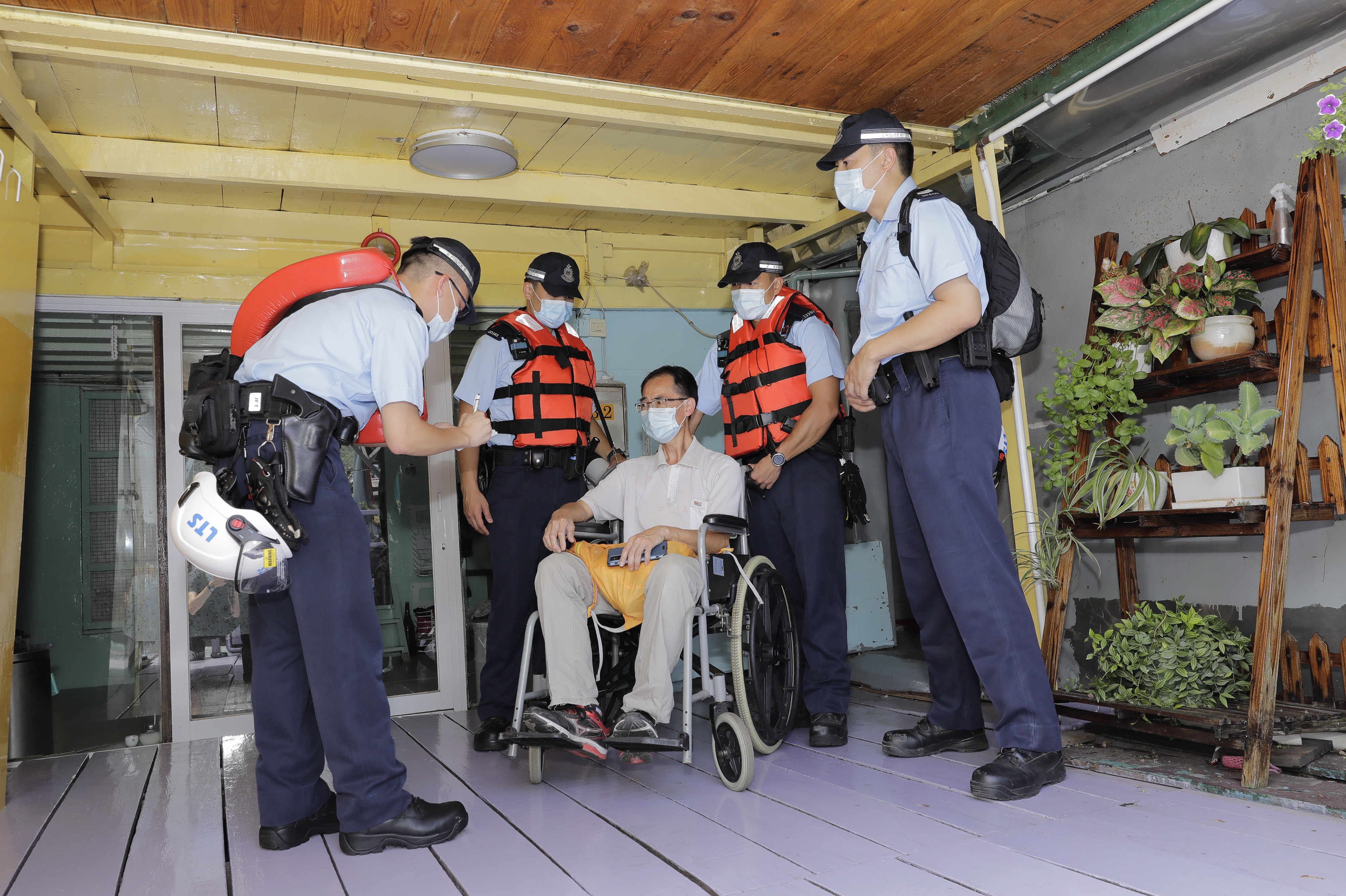 警員出動至大澳拯救行動不便的人士。(政府新聞處圖片)