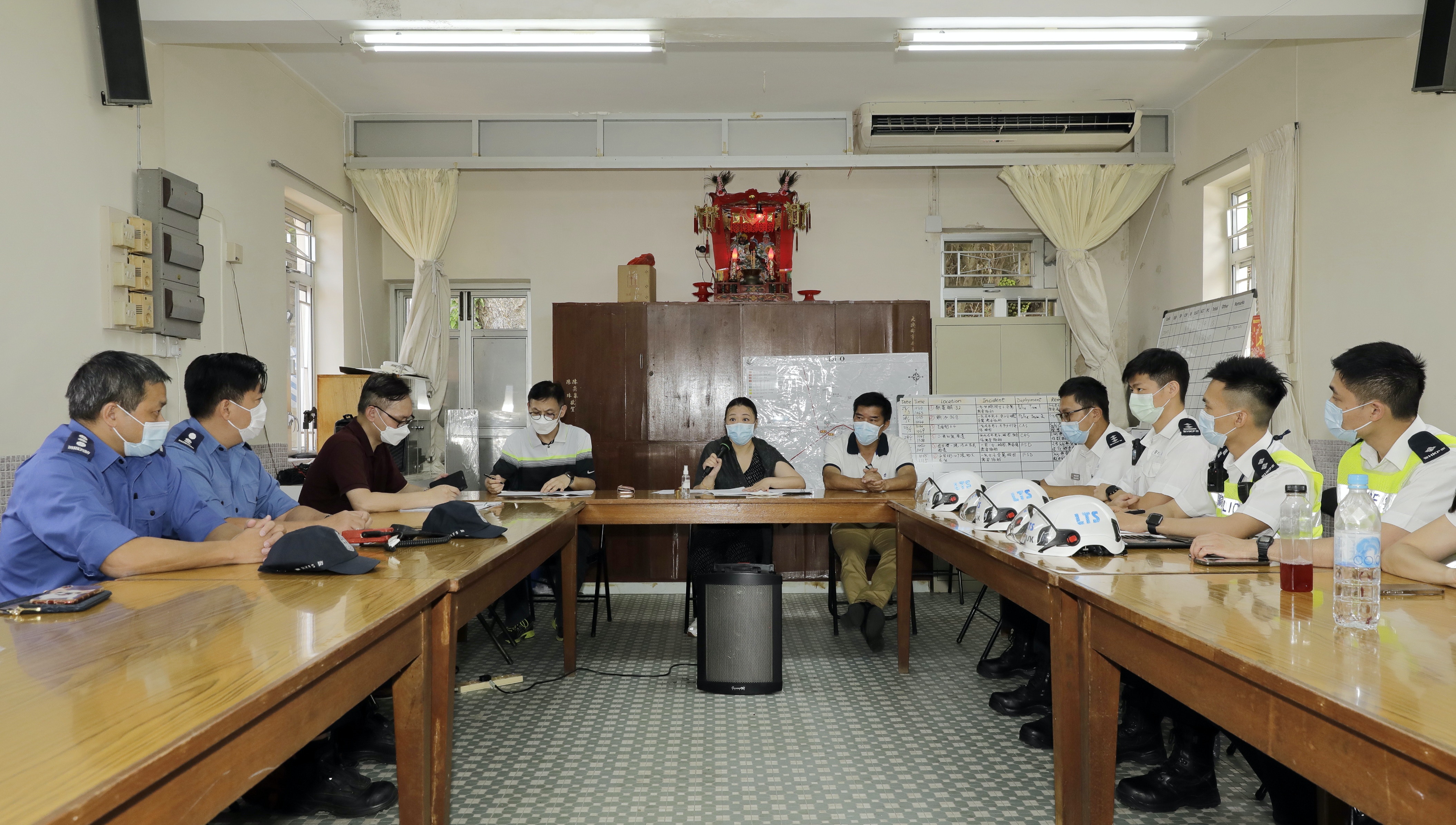 離島地政處與其他部門檢討應變緊急安排。(政府新聞處圖片)