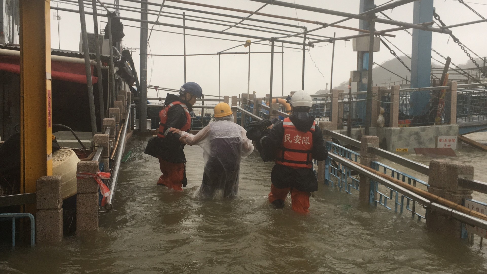 2018年「山竹」襲港導致大澳嚴重水浸,多個地方有海水倒灌,居民需要緊急疏散。(資料圖片) 2018年「山竹」襲港導致大澳嚴重水浸,多個地方有海水倒灌,居民需要緊急疏散。(資料圖片)