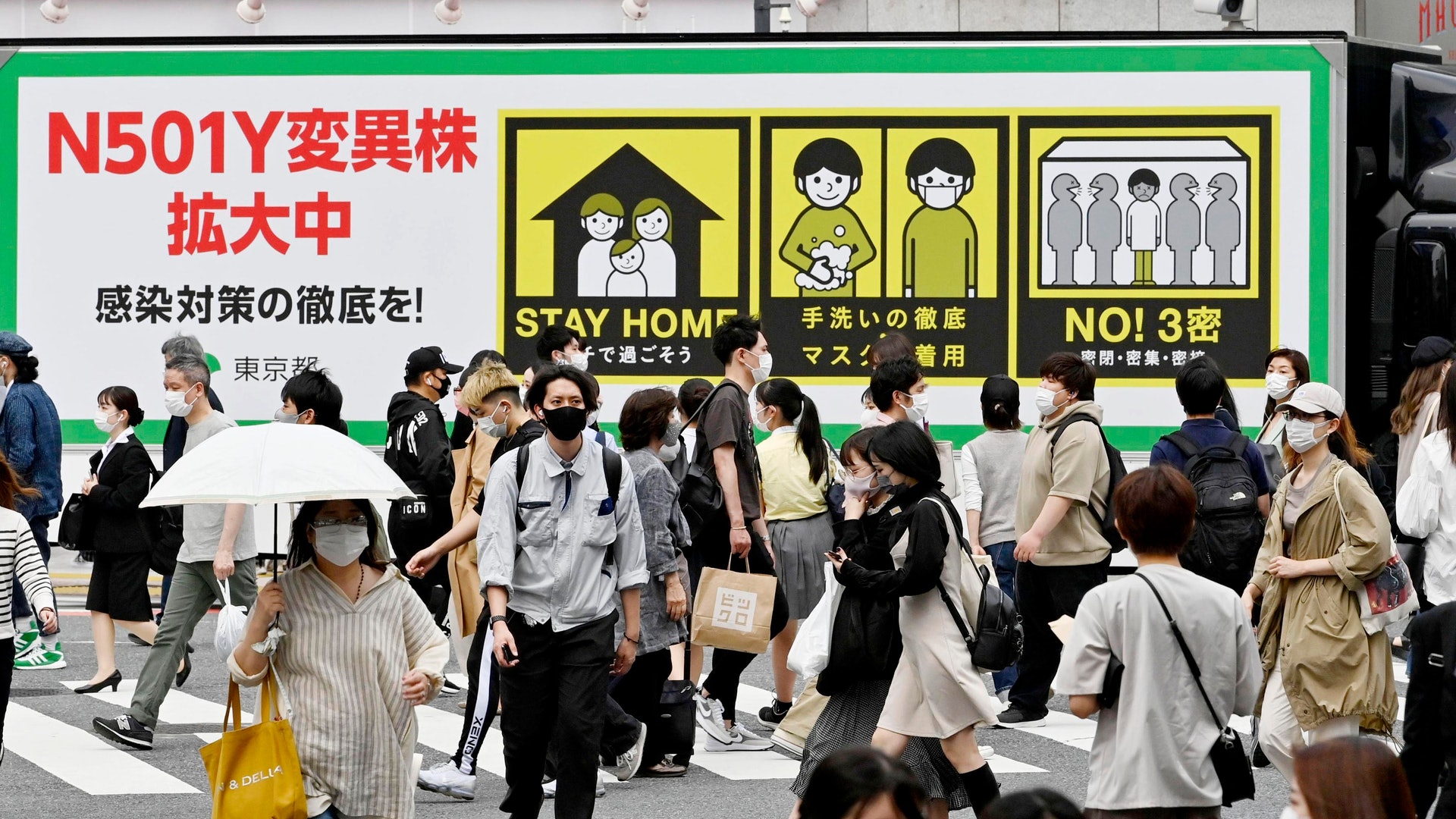 日本新冠肺炎疫情:圖為政府派出一部已張貼大型宣傳海報的大型汽車駛到東京市,呼籲人們小心預防N501Y變種病毒。(AP) 日本新冠肺炎疫情:圖為政府派出一部已張貼大型宣傳海報的大型汽車駛到東京市,呼籲人們小心預防N501Y變種病毒。(AP)