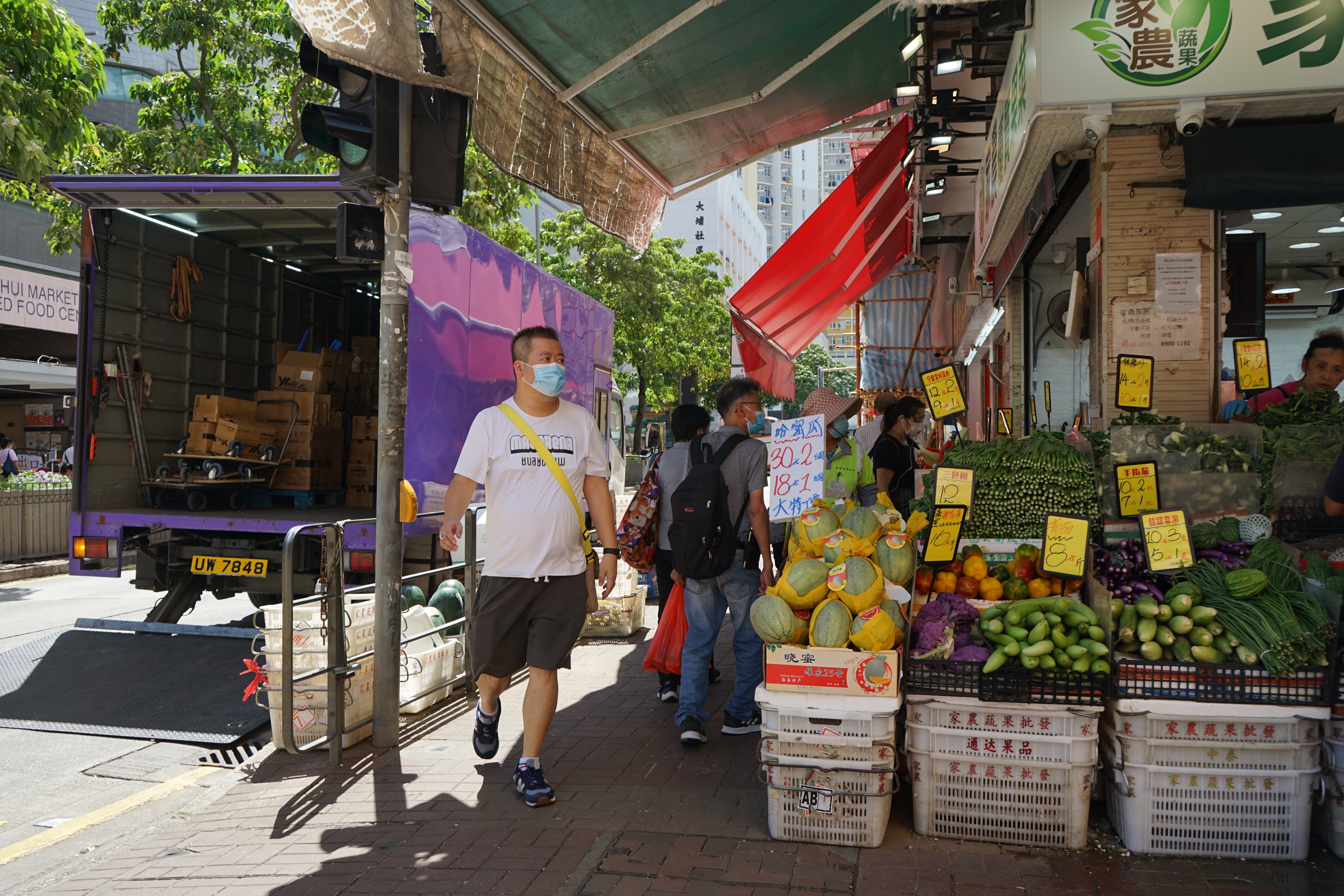 大埔「四里」一帶一向有不少肉類、蔬果店等，惟店舖不時會將雜物、紙皮箱、發泡膠箱等放岀街道，又會把貨物延伸出店外位置擺賣，阻塞通道之餘亦影響環境衞生。（呂諾君攝）