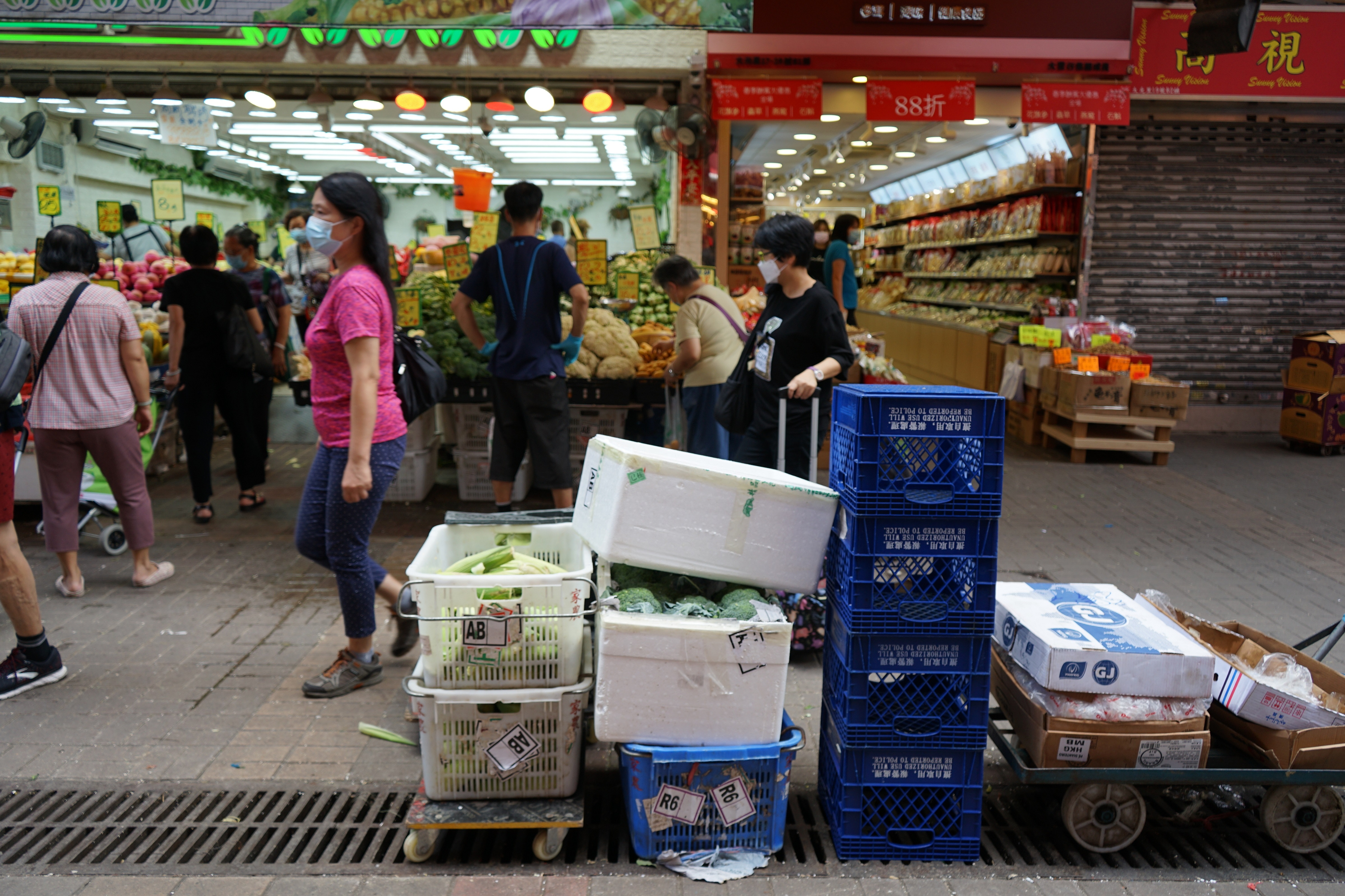 大埔「四里」一帶一向有不少肉類、蔬果店等，惟店舖不時會將雜物、紙皮箱、發泡膠箱等放岀街道，又會把貨物延伸出店外位置擺賣，阻塞通道之餘亦影響環境衞生。（呂諾君攝）