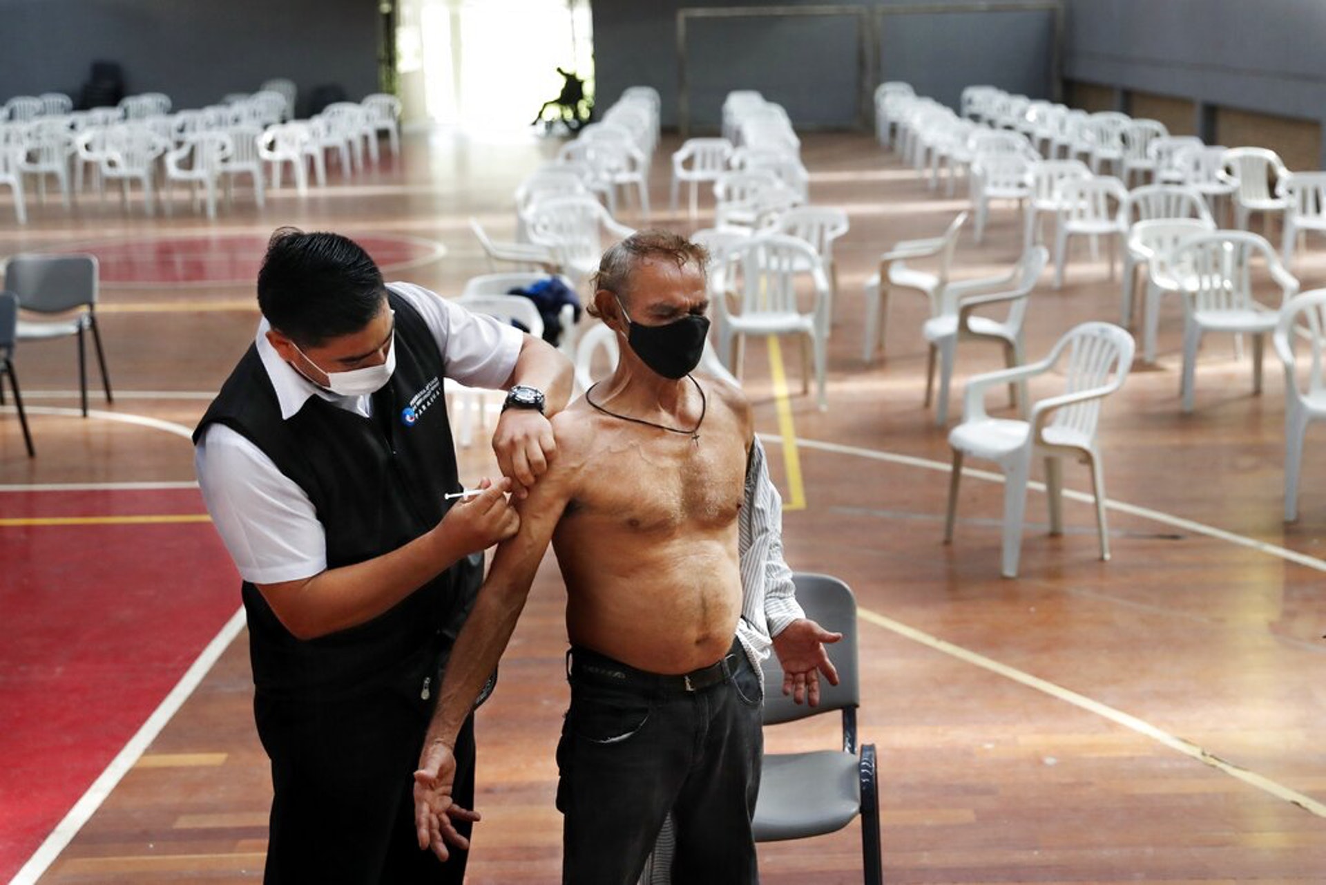 巴拉圭新冠肺炎疫情:圖為5月27日,一名醫療保健人員為一名73歲男子注射阿斯利康疫苗。(AP) 巴拉圭新冠肺炎疫情:圖為5月27日,一名醫療保健人員為一名73歲男子注射阿斯利康疫苗。(AP)
