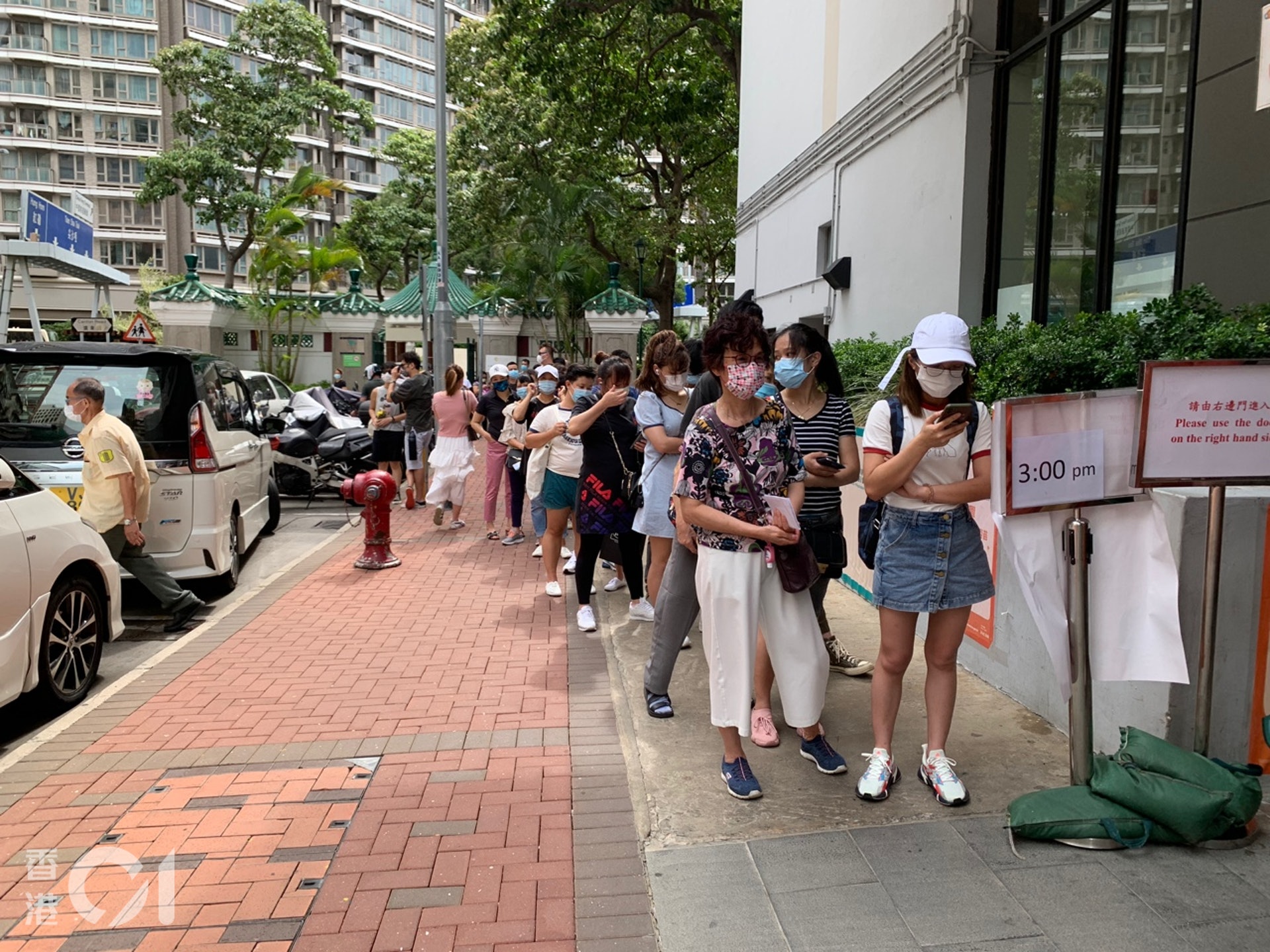 5月29日下午3時許,官涌體育館疫苗接種中心外人龍更排入鄰近的九龍佐治五世紀念公園,延伸過百米。(黃金棋攝) 5月29日下午3時許,官涌體育館疫苗接種中心外人龍更排入鄰近的九龍佐治五世紀念公園,延伸過百米。(黃金棋攝)