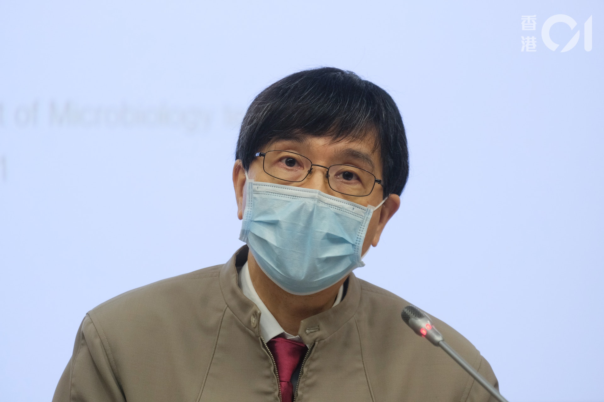 袁國勇直言現時不是談放寬的時候,而是應研究如何準備迎接第五波的來臨,希望即使真的爆發第五波,社會也不至於再停業停課,而是可容許已接種疫苗的人士過較為正常的生活。 (廖雁雄攝) 袁國勇直言現時不是談放寬的時候,而是應研究如何準備迎接第五波的來臨,希望即使真的爆發第五波,社會也不至於再停業停課,而是可容許已接種疫苗的人士過較為正常的生活。 (廖雁雄攝)