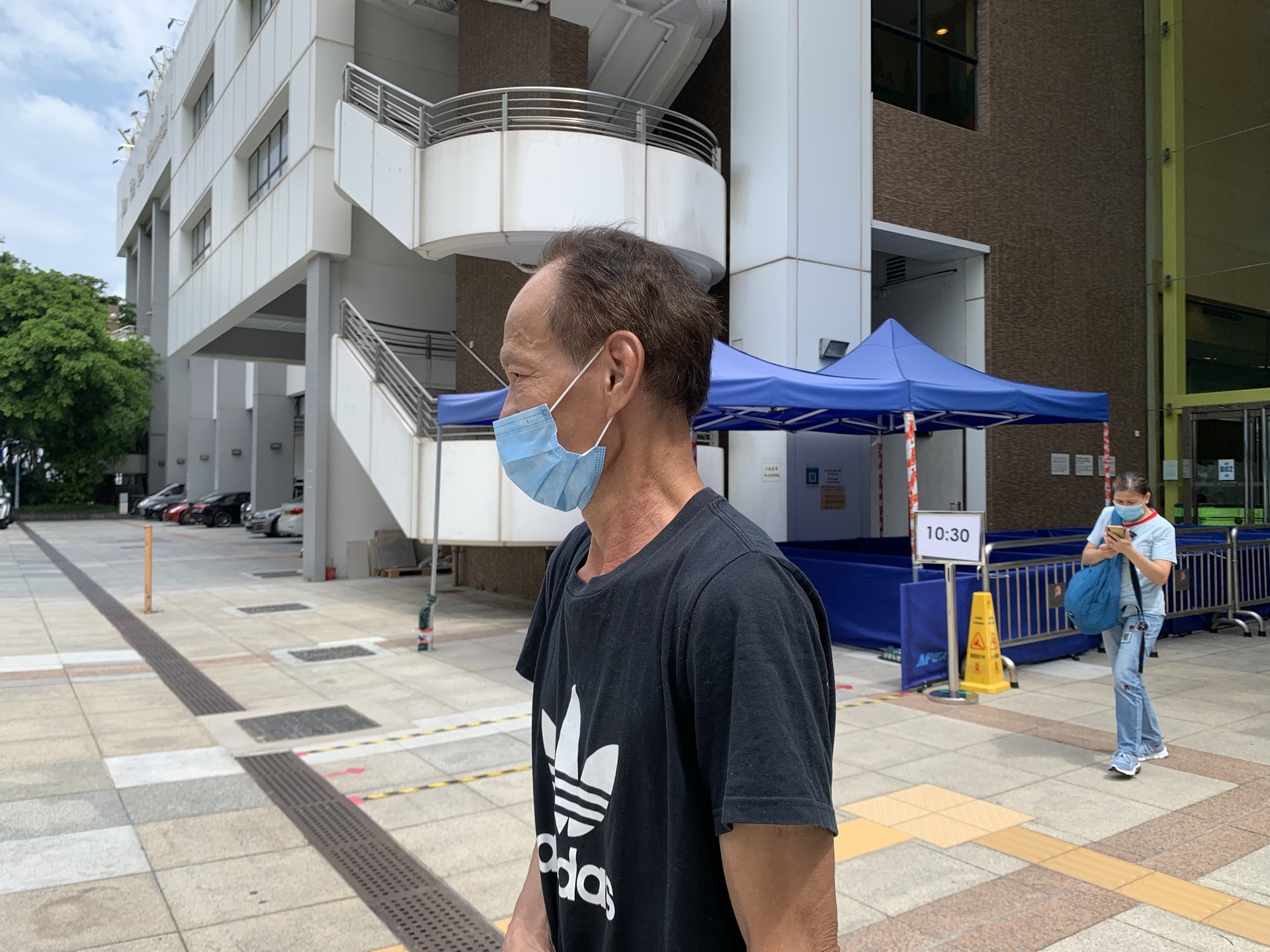 文先生指自己從事建造業,因工作需要而接種疫苗,否則需定期自費檢測,並非為抽獎接種。(陳嘉慧攝) 文先生指自己從事建造業,因工作需要而接種疫苗,否則需定期自費檢測,並非為抽獎接種。(陳嘉慧攝)