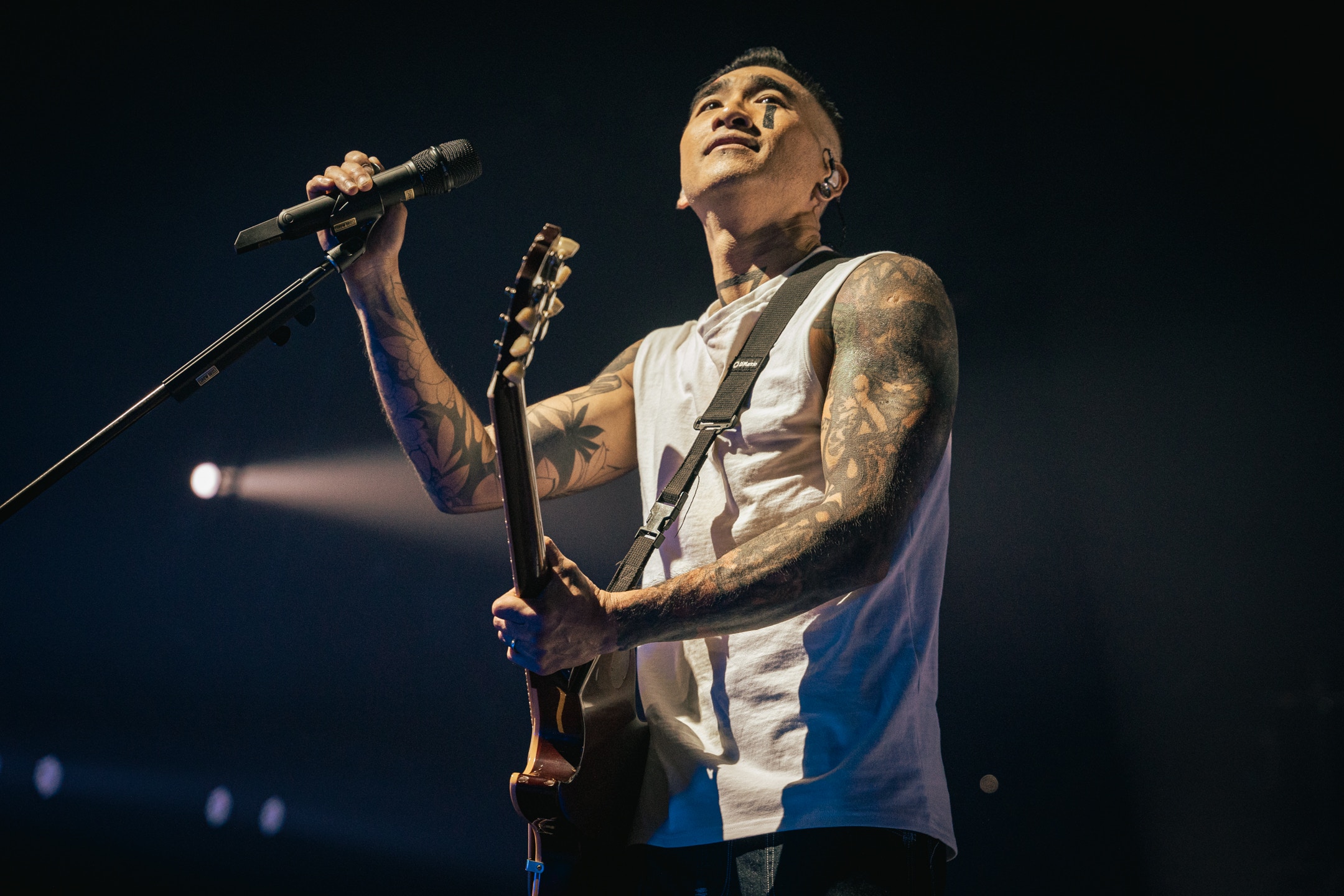 KOLOR九展開騷挑戰四面台邀RubberBand複製4月紅館燈光效果