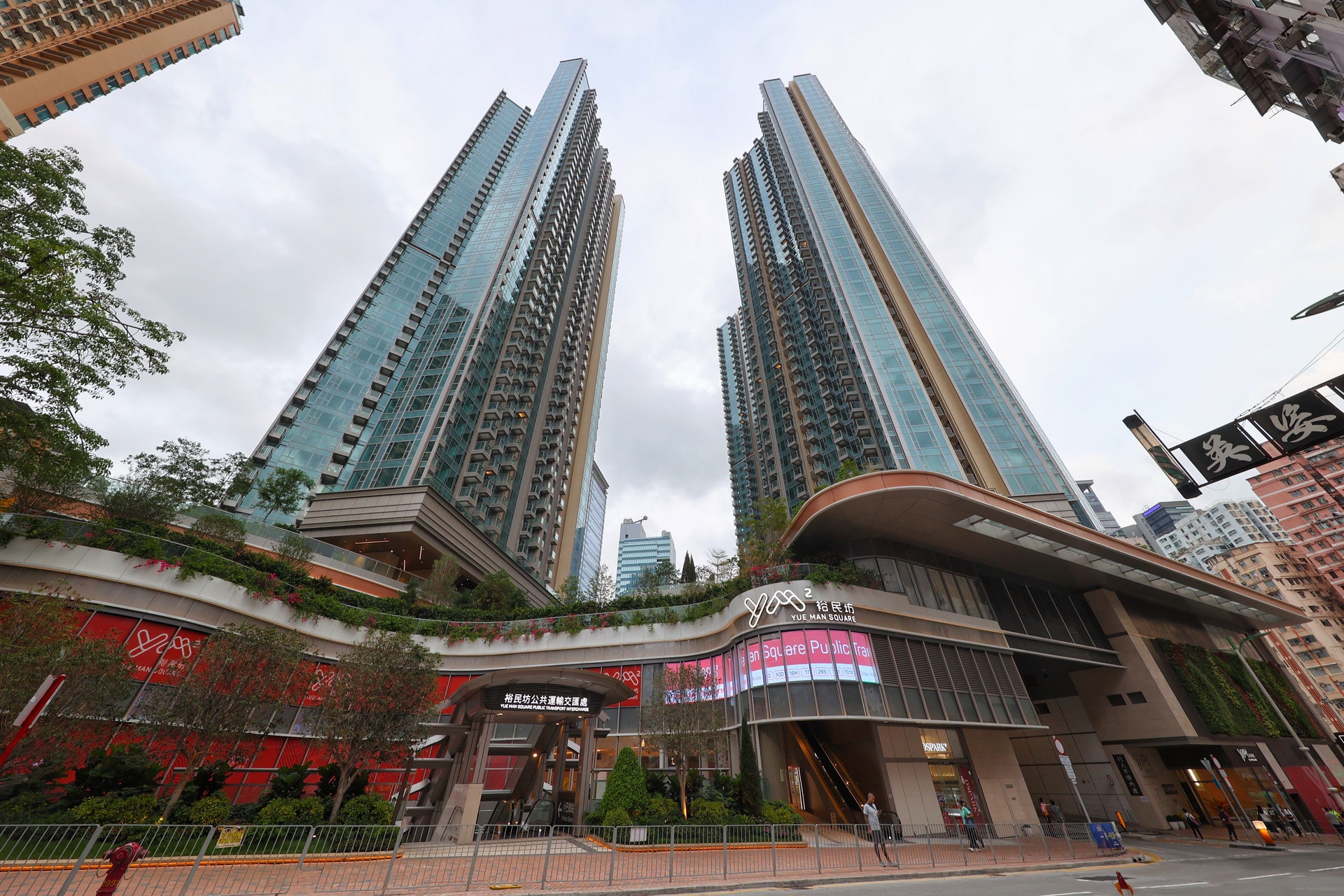 信和集團「黃廷方慈善基金」和華人置業5月28日公布,共同捐出觀塘豪宅凱滙一個價值1,080萬元的一房單位,予已接種疫苗的永久性居民抽獎。(羅君豪攝) 信和集團「黃廷方慈善基金」和華人置業5月28日公布,共同捐出觀塘豪宅凱滙一個價值1,080萬元的一房單位,予已接種疫苗的永久性居民抽獎。(羅君豪攝)