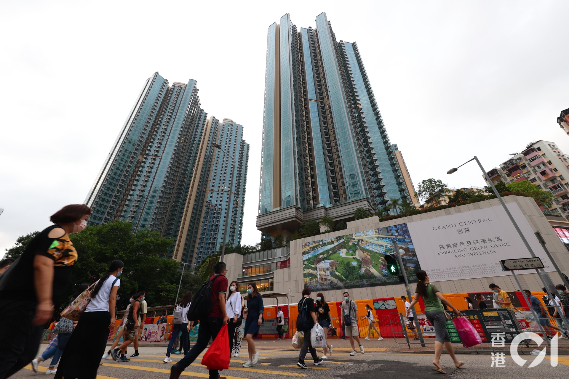 信和集團「黃廷方慈善基金」和華人置業5月28日公布,共同捐出觀塘豪宅凱滙一個價值1,080萬元的一房單位,予已接種疫苗的永久性居民抽獎。(羅君豪攝) 信和集團「黃廷方慈善基金」和華人置業5月28日公布,共同捐出觀塘豪宅凱滙一個價值1,080萬元的一房單位,予已接種疫苗的永久性居民抽獎。(羅君豪攝)