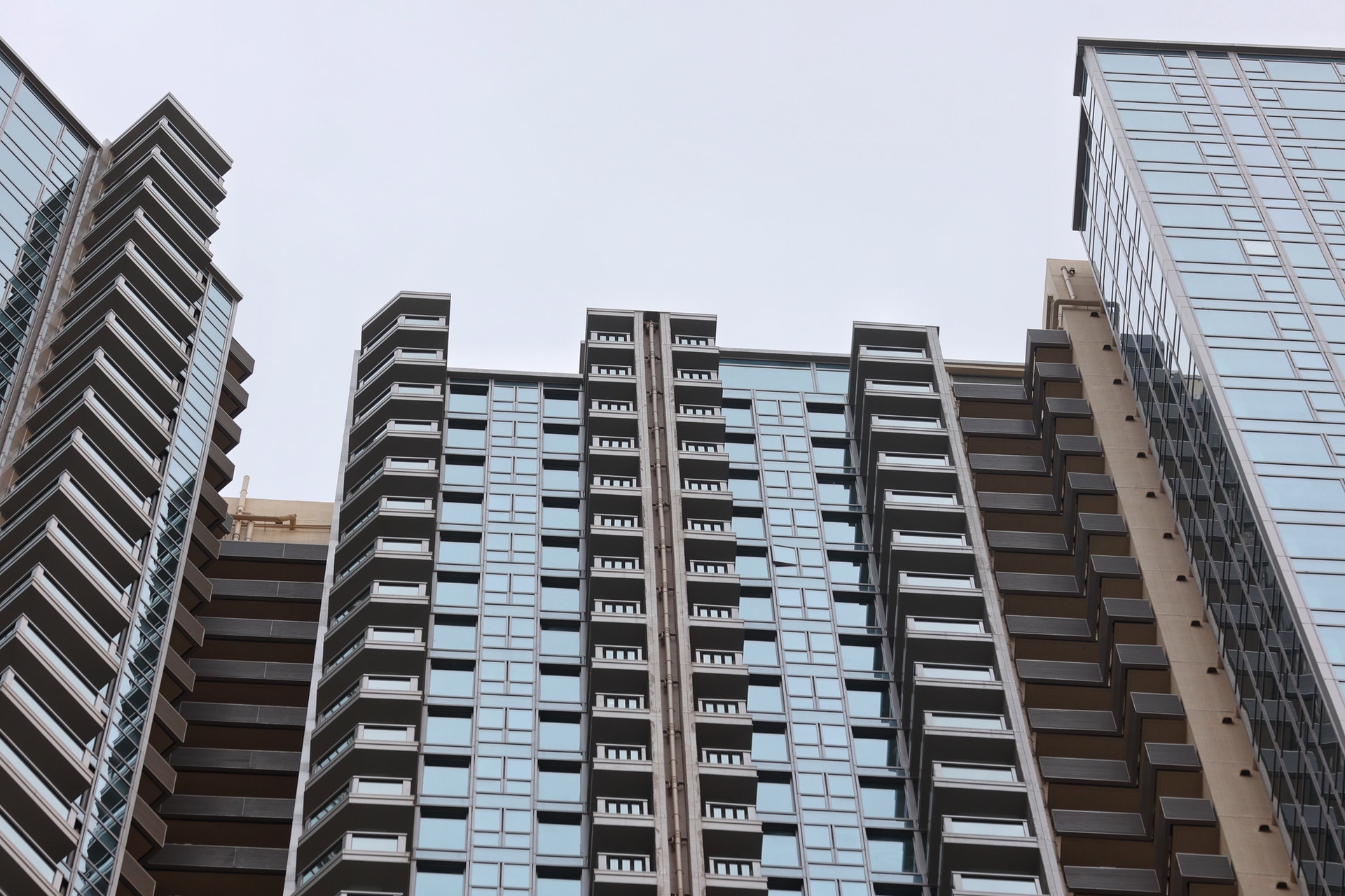 信和集團「黃廷方慈善基金」和華人置業共同捐出觀塘凱滙3座47D一房單位,予已接種疫苗的永久性居民抽獎。(羅君豪攝) 信和集團「黃廷方慈善基金」和華人置業共同捐出觀塘凱滙3座47D一房單位,予已接種疫苗的永久性居民抽獎。(羅君豪攝)