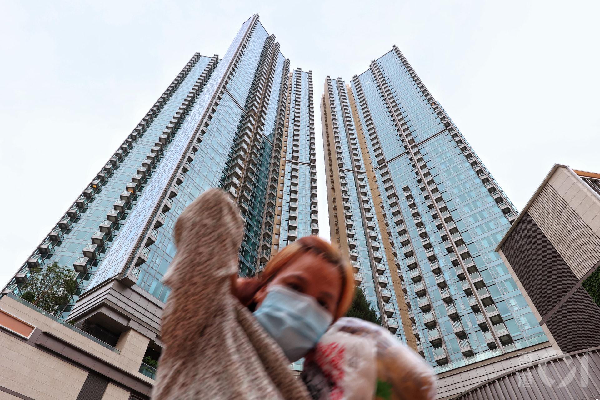 信和集團「黃廷方慈善基金」和華人置業5月28日公布,共同捐出觀塘豪宅凱滙一個價值1,080萬元的一房單位,予已接種疫苗的永久性居民抽獎。(羅君豪攝) 信和集團「黃廷方慈善基金」和華人置業5月28日公布,共同捐出觀塘豪宅凱滙一個價值1,080萬元的一房單位,予已接種疫苗的永久性居民抽獎。(羅君豪攝)