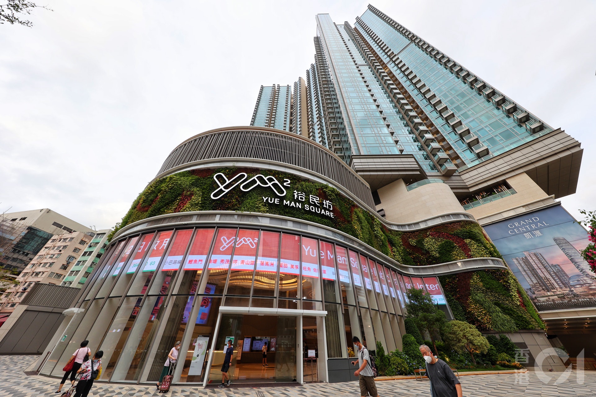 信和集團「黃廷方慈善基金」和華人置業5月28日公布,共同捐出觀塘豪宅凱滙一個價值1,080萬元的一房單位,予已接種疫苗的永久性居民抽獎。(羅君豪攝) 信和集團「黃廷方慈善基金」和華人置業5月28日公布,共同捐出觀塘豪宅凱滙一個價值1,080萬元的一房單位,予已接種疫苗的永久性居民抽獎。(羅君豪攝)