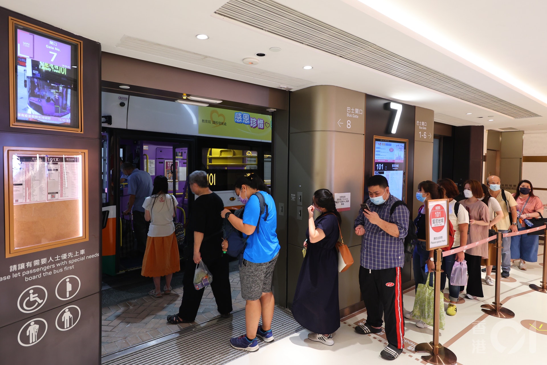 觀塘豪宅凱滙為重建項目,鄰近觀塘站,交通方便,呎價也水漲船高,第二期平均呎價2.26萬元。(羅君豪攝) 觀塘豪宅凱滙為重建項目,鄰近觀塘站,交通方便,呎價也水漲船高,第二期平均呎價2.26萬元。(羅君豪攝)