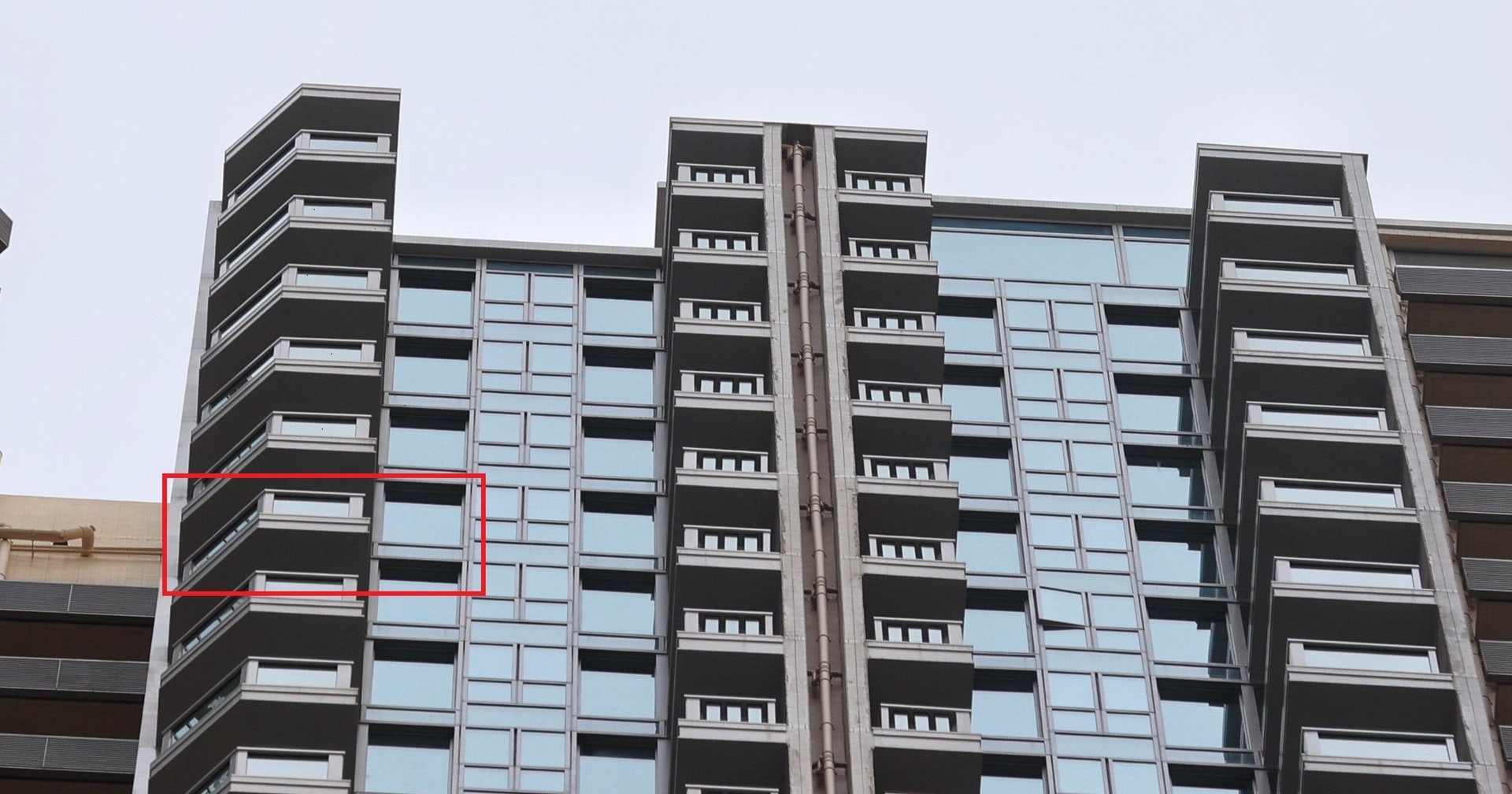 信和及華置捐出作抽獎的觀塘凱滙一房單位,據了解為3座47D(紅框示),屬極高層單位(全幢標示最高52層)。(羅君豪攝) 信和及華置捐出作抽獎的觀塘凱滙一房單位,據了解為3座47D(紅框示),屬極高層單位(全幢標示最高52層)。(羅君豪攝)