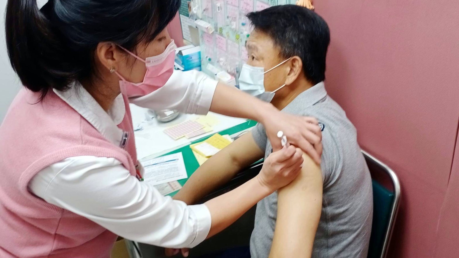 台灣疫情|台疾管署與高端及聯亞簽約 各採購500萬劑台灣製疫苗 台灣疫情|台疾管署與高端及聯亞簽約 各採購500萬劑台灣製疫苗