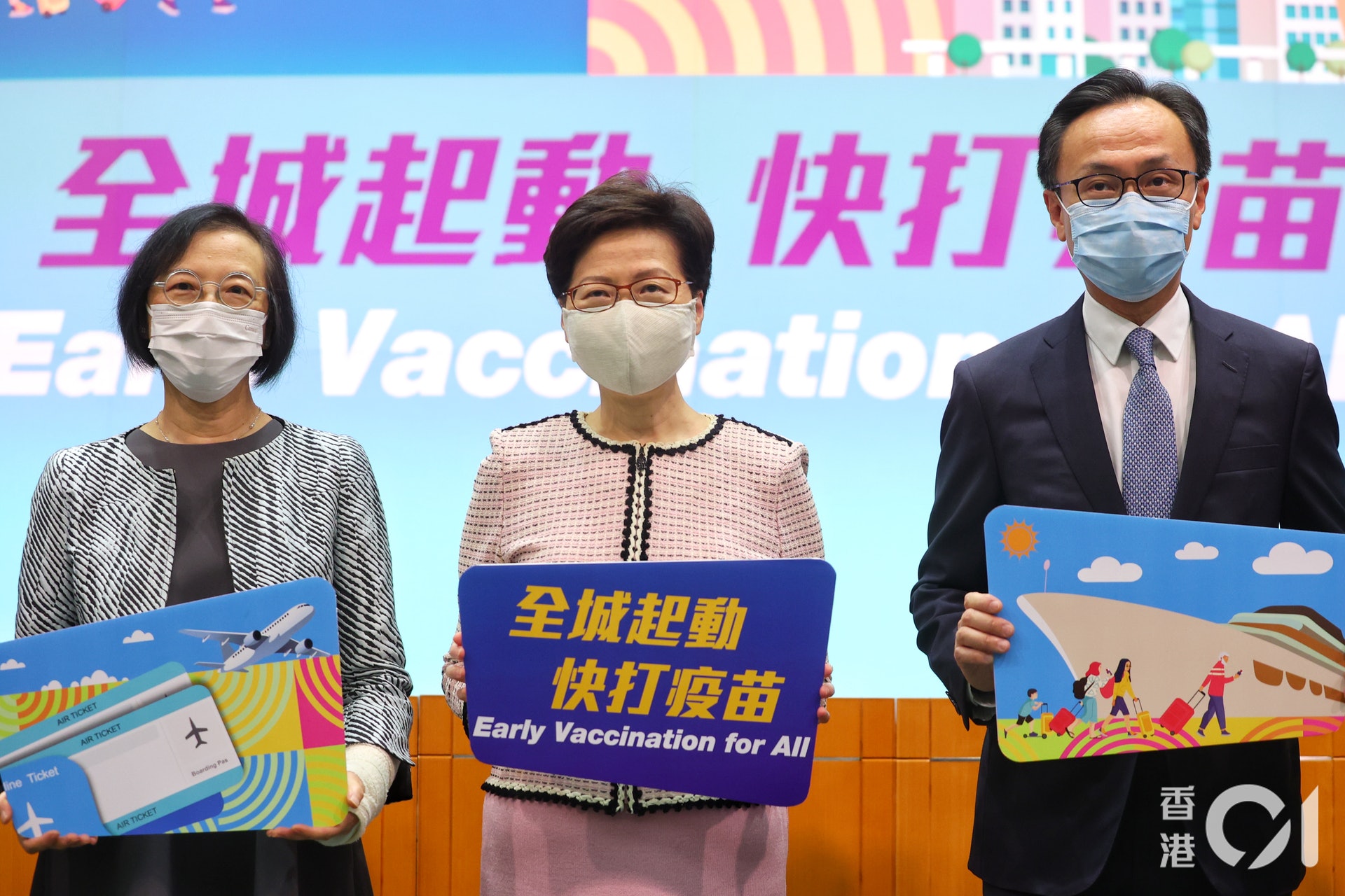 陳肇始(左)呼籲仍在思考的市民盡快接種疫苗。(羅君豪攝) 陳肇始(左)呼籲仍在思考的市民盡快接種疫苗。(羅君豪攝)