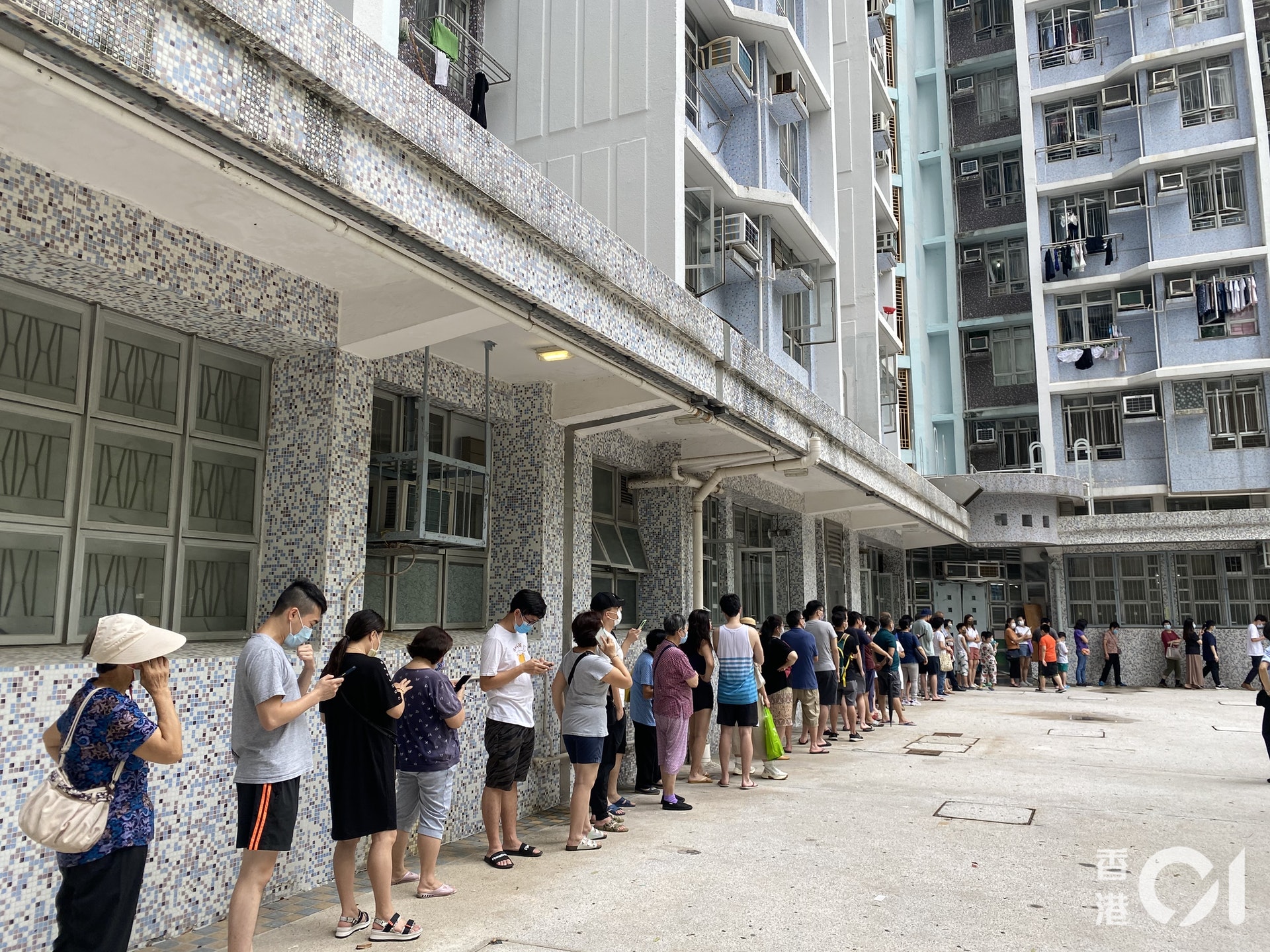 印度返港居民檢疫完返葵盛東邨初確診盛富樓百人打蛇餅排隊檢測 印度返港居民檢疫完返葵盛東邨初確診盛富樓百人打蛇餅排隊檢測