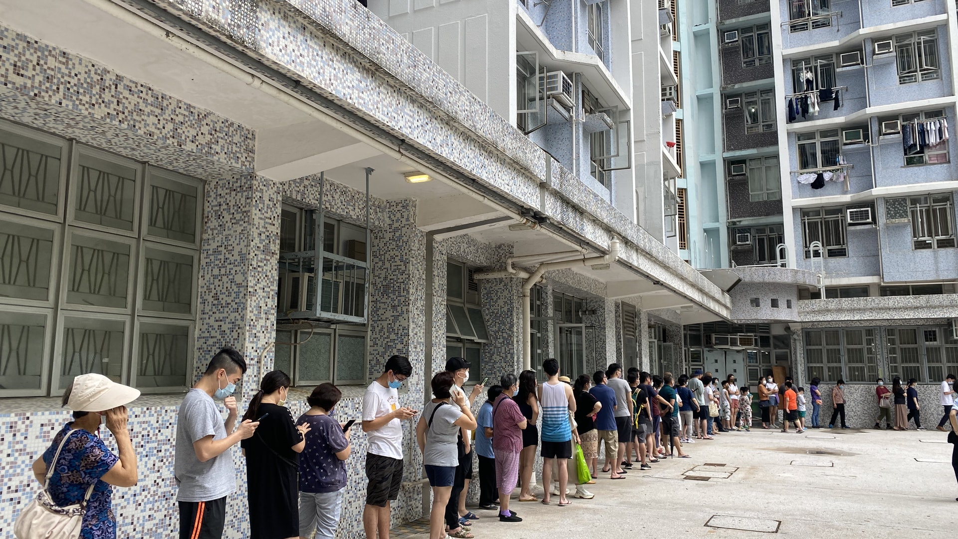 印度返港居民檢疫完返葵盛東邨初確診 盛富樓百人打蛇餅排隊檢測 印度返港居民檢疫完返葵盛東邨初確診 盛富樓百人打蛇餅排隊檢測