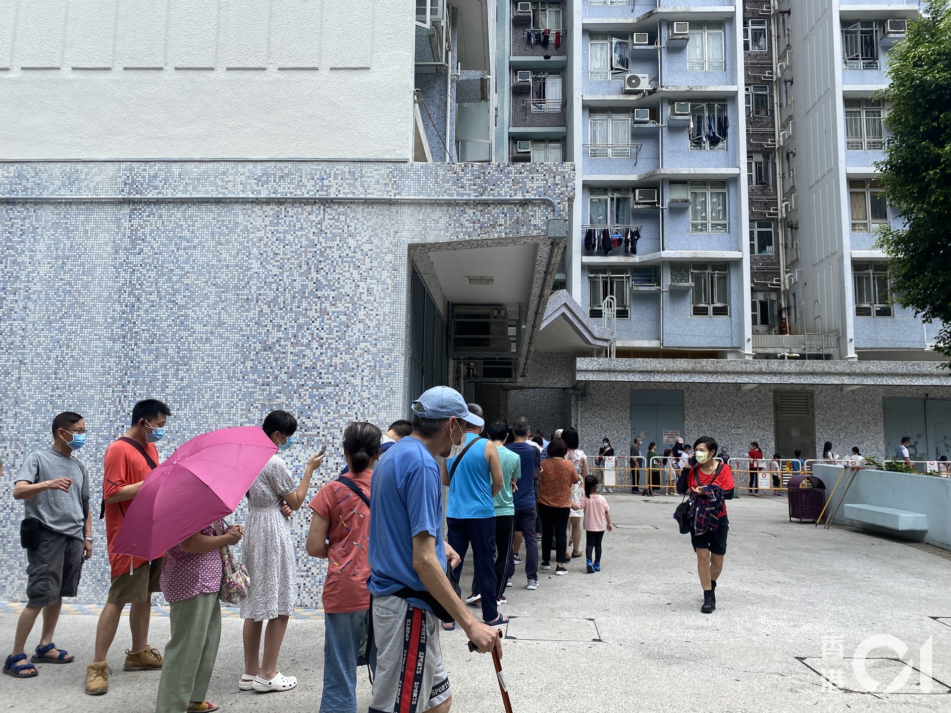政府5月31日下午在葵盛東邨盛富樓對出空地,增設流動採樣站,現場有逾百人排隊輪候。(黃詠榆攝) 政府5月31日下午在葵盛東邨盛富樓對出空地,增設流動採樣站,現場有逾百人排隊輪候。(黃詠榆攝)