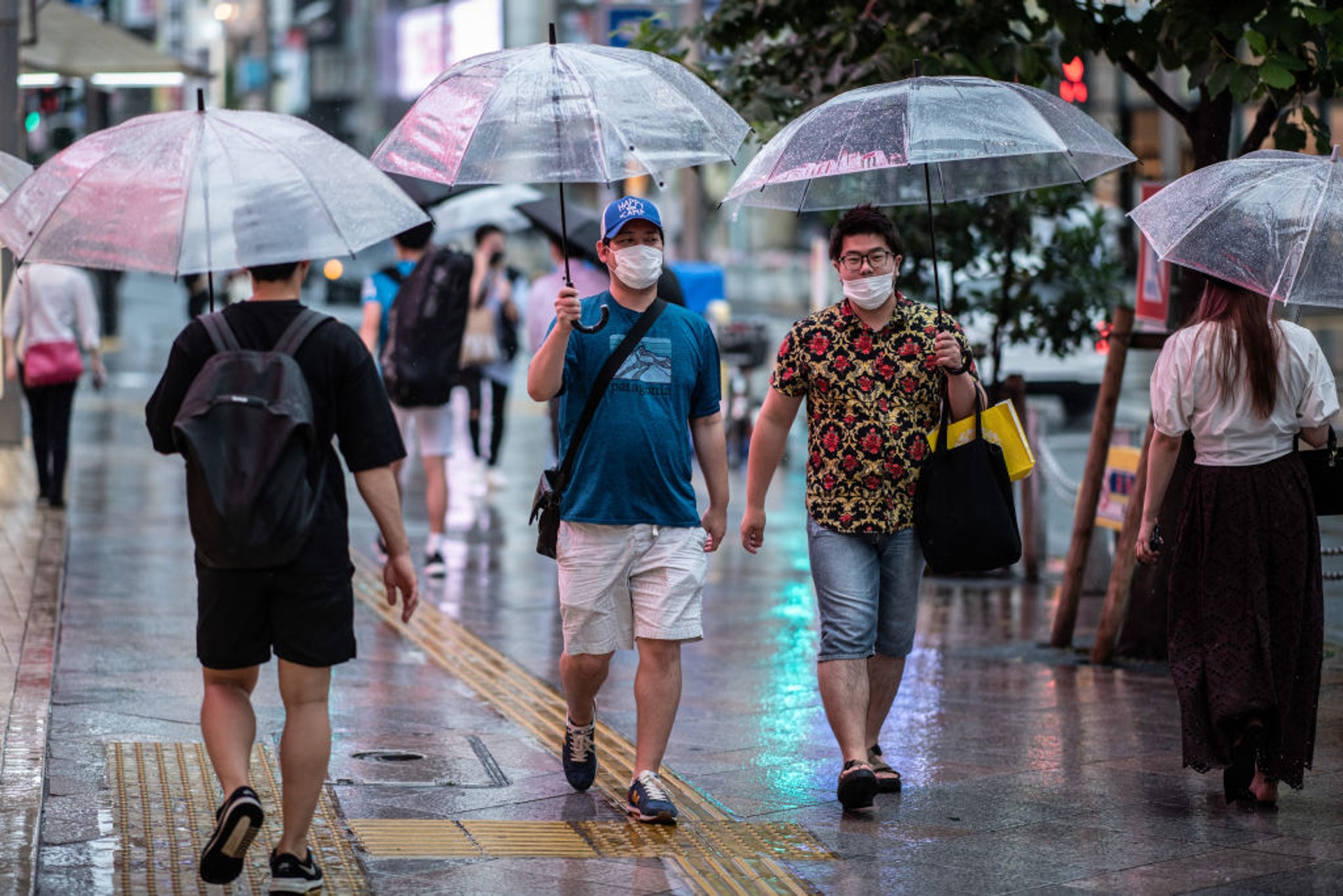 下雨天除了會弄濕衣物、洗衫怎樣都不乾外，相信不少女生都會因梅雨天而特別煩惱。。（Getty Images）