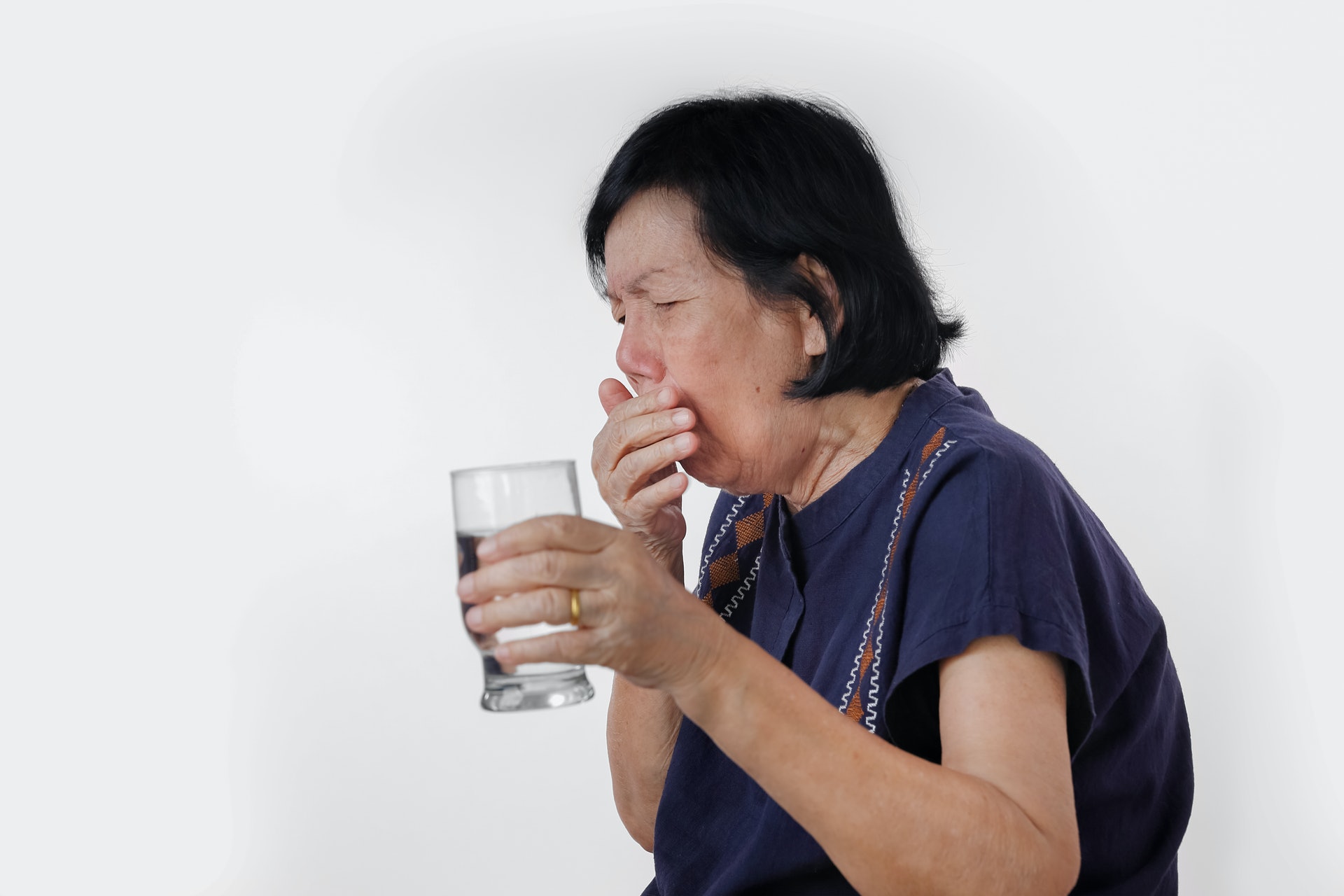 吞嚥困難增加嗆咳的機會，令病人抗拒吞服藥物以致中斷治療。