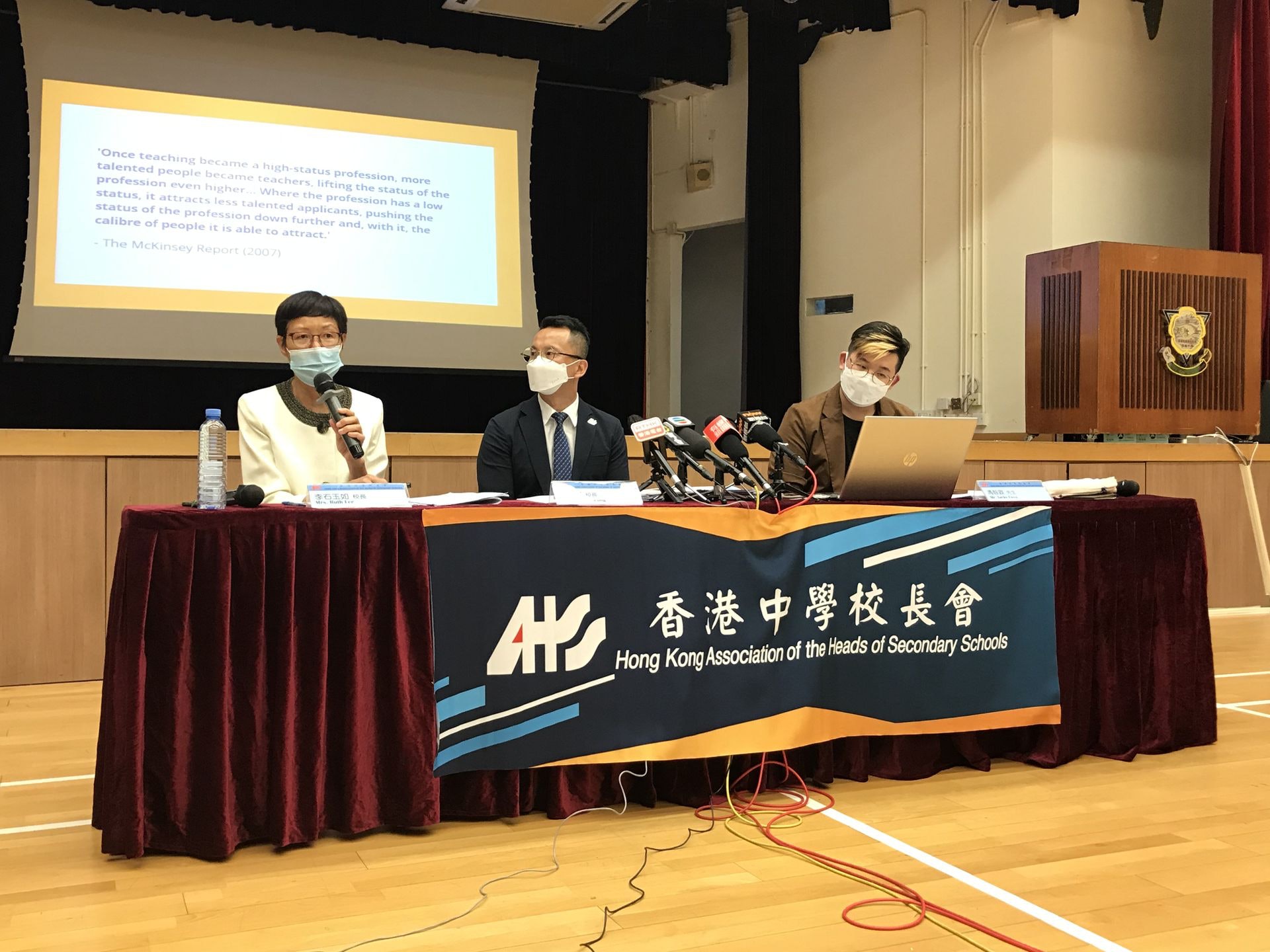 香港中學校長會在2019年初委託香港政策研究所,研究如何提升香港中學教師的專業地位和社會認同。有關結果今日(1日)出爐。(鄧穎琳攝) 香港中學校長會在2019年初委託香港政策研究所,研究如何提升香港中學教師的專業地位和社會認同。有關結果今日(1日)出爐。(鄧穎琳攝)