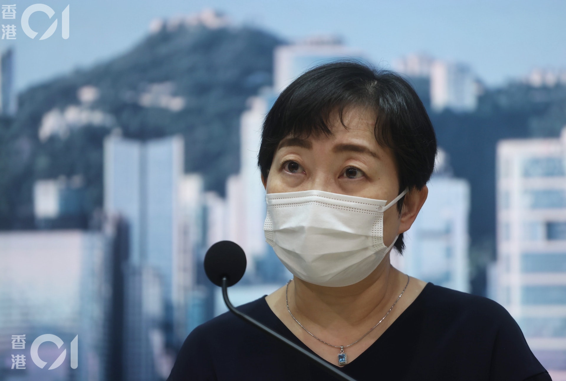 張竹君指，男警員界定為確診個案，「我都希週佢唔係真確診。」（余俊亮攝）