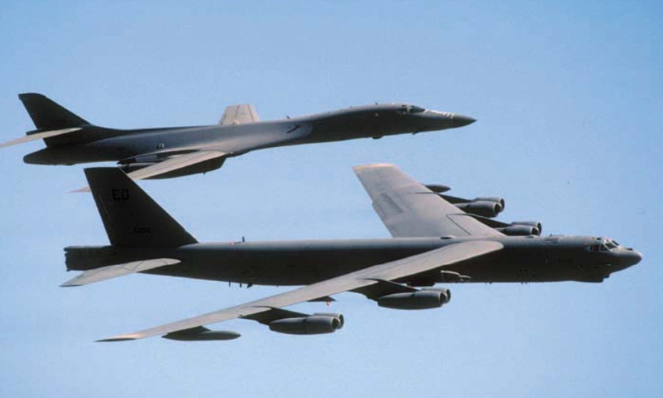 美軍即將以B-21逐步將B-52H和B-1B二個年高德劭的冷戰時代戰略轟炸機，退出現代數位戰場。（U.S.A.F）