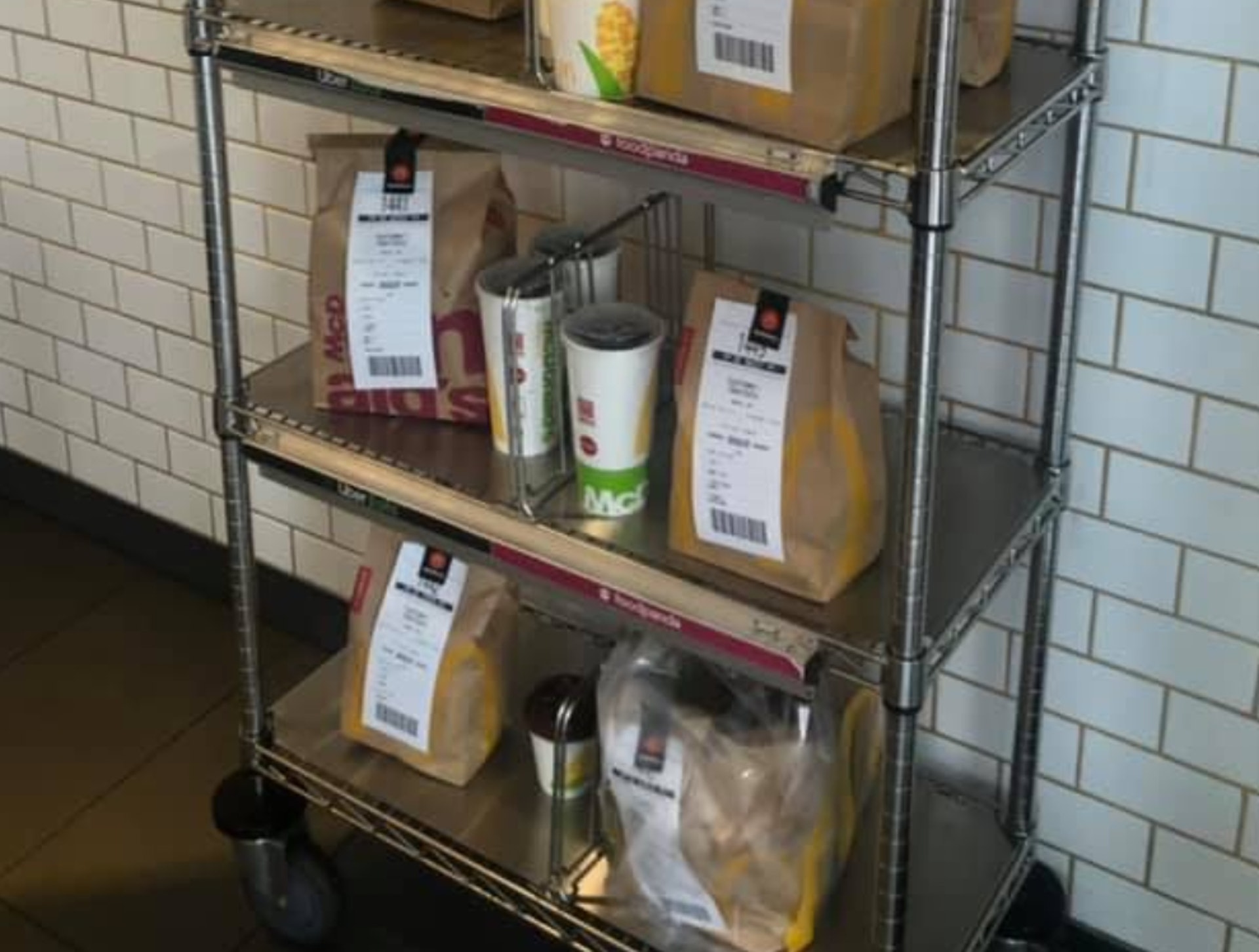 網民分享台灣麥當勞UberEats堆滿無人送的「盛況」。(Facebook@外送員的奇聞怪事) 網民分享台灣麥當勞UberEats堆滿無人送的「盛況」。(Facebook@外送員的奇聞怪事)