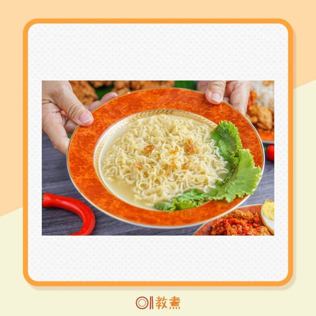 即食麵調味粉全加會太鹹？（Ke Vin/Unsplash/01製圖）