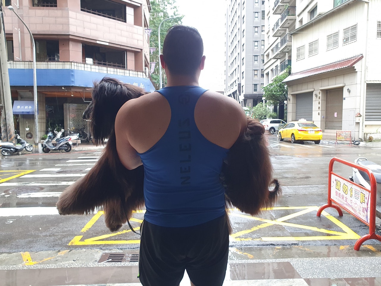 健碩的背影,手裏還抱着大狗狗,真的待狗狗很好。 健碩的背影,手裏還抱着大狗狗,真的待狗狗很好。