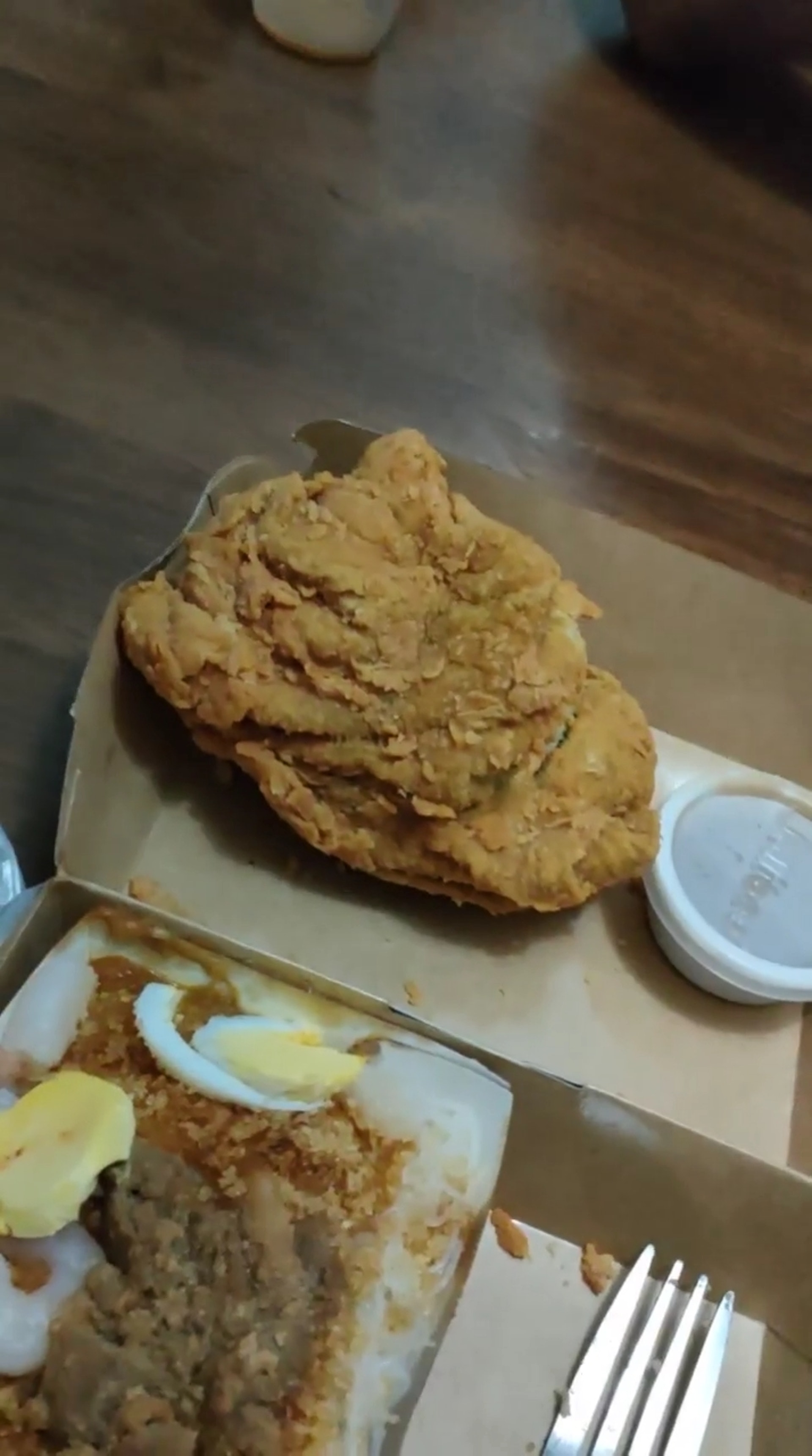 菲律賓網民日前外賣Jollibee炸雞,看似平平無奇,但裏面是條炸毛巾。(「Alique Perez」fb圖片) 菲律賓網民日前外賣Jollibee炸雞,看似平平無奇,但裏面是條炸毛巾。(「Alique Perez」fb圖片)